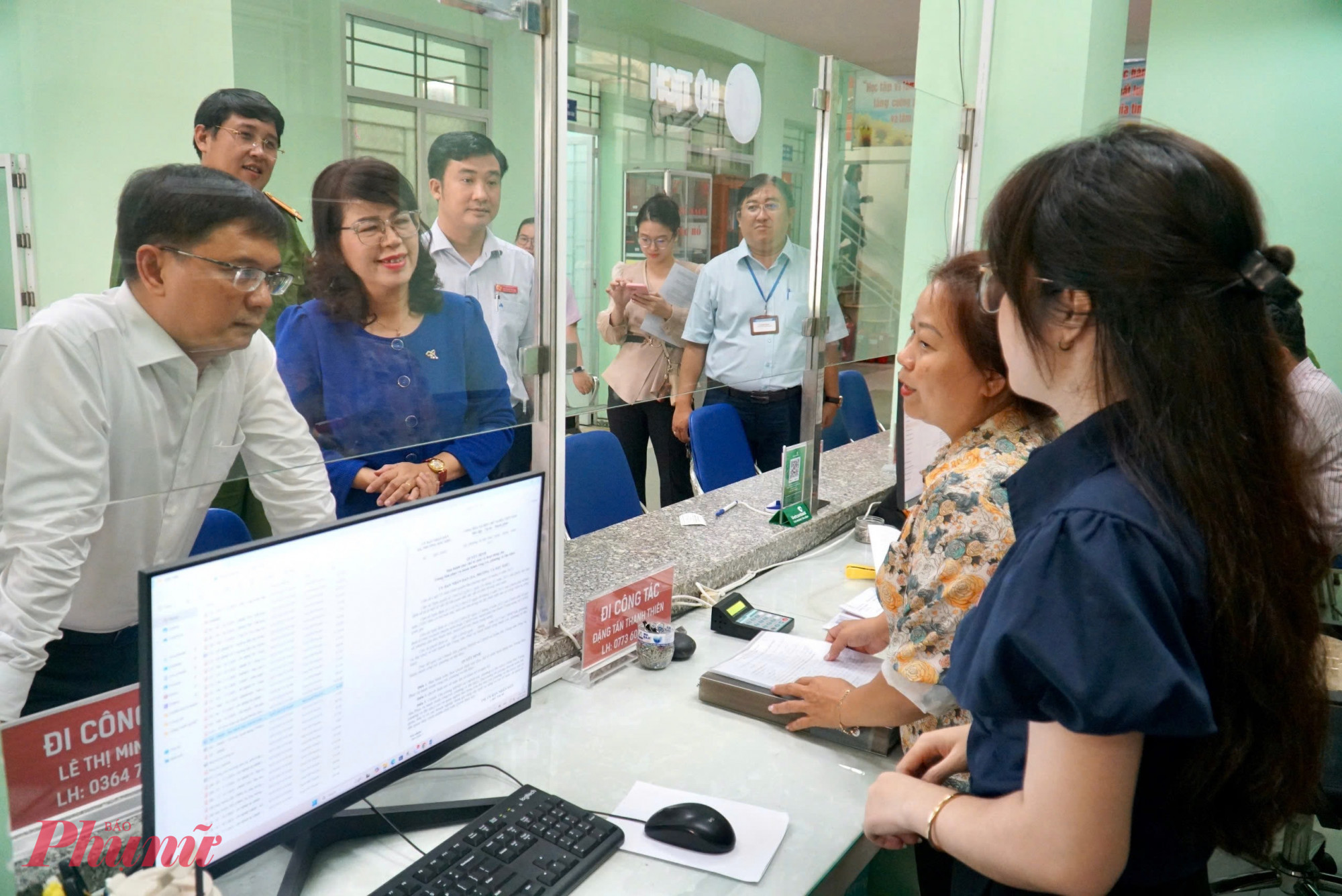 guyễn Văn Cường lắng nghe kiến nghị của cán bộ phường Tân Sơn Hoà trong ngày đầu vận hành mô hình mới.