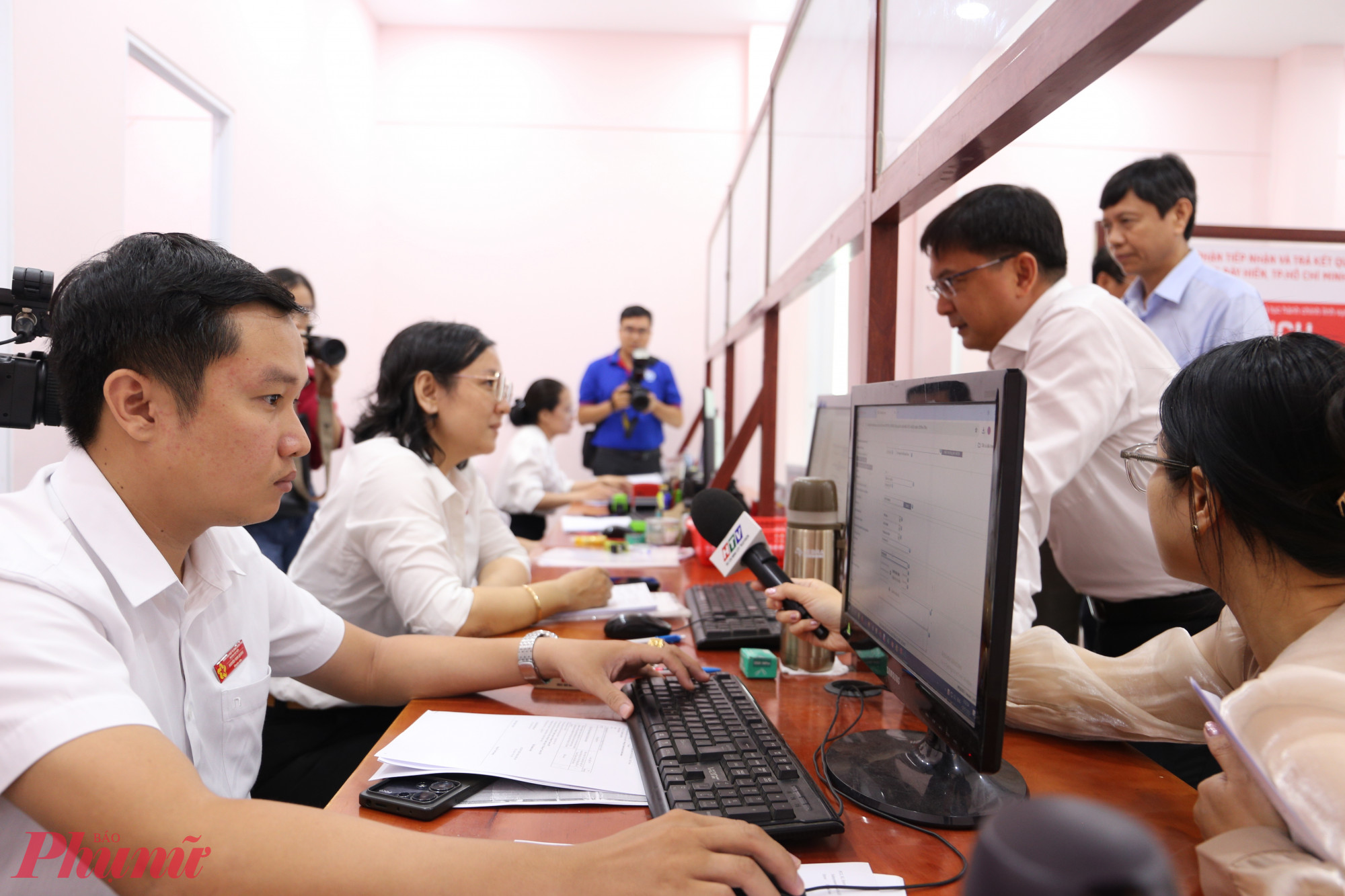 Trưởng Ban Tuyên giáo và Dân vận Thành ủy TPHCM trò chuyện thân mật cùng cán bộ phường Tân Sơn Hoà về những vướng mắc bước đầu - Ảnh: Thanh Tâm