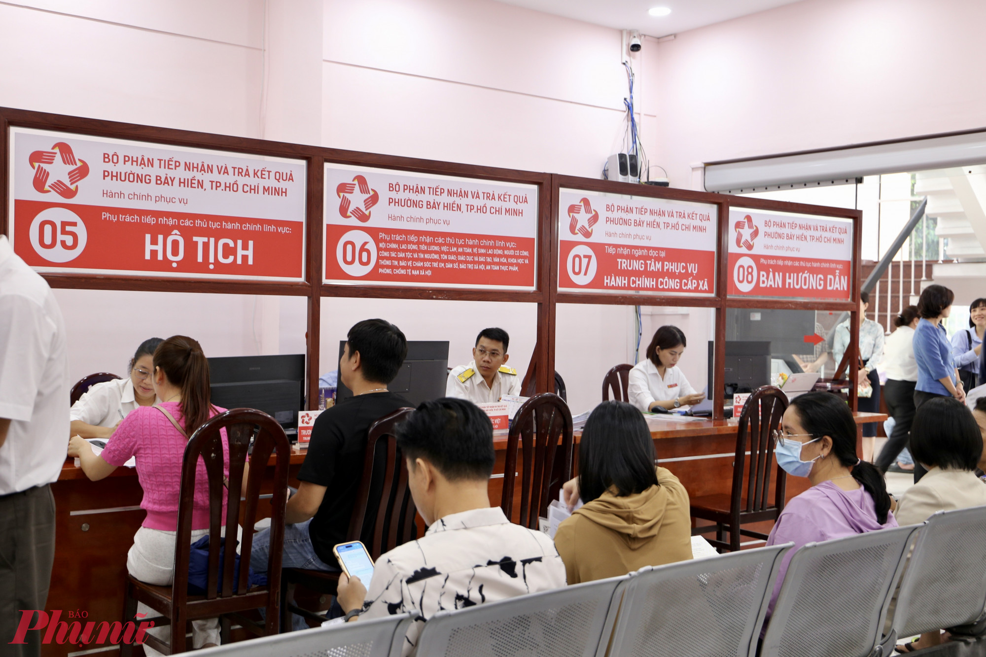 Trung tâm Phục vụ hành chính công phường Bảy Hiền hoạt động ổn định, tiếp nhận và xử lý hồ sơ nhanh chóng - Ảnh: Thanh Tâm