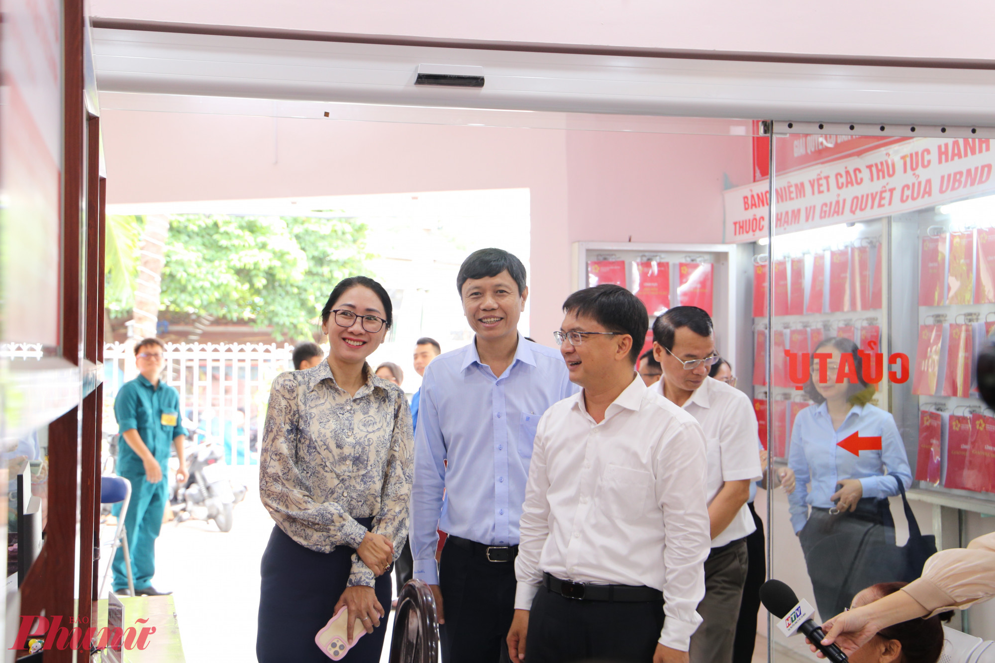 Ông Nguyễn Mạnh Cường khuyến khích cán bộ phường Bảy Hiền phát huy tinh thần chủ động trong giải quyết hồ sơ cho người dân - Ảnh: Thanh Tâm