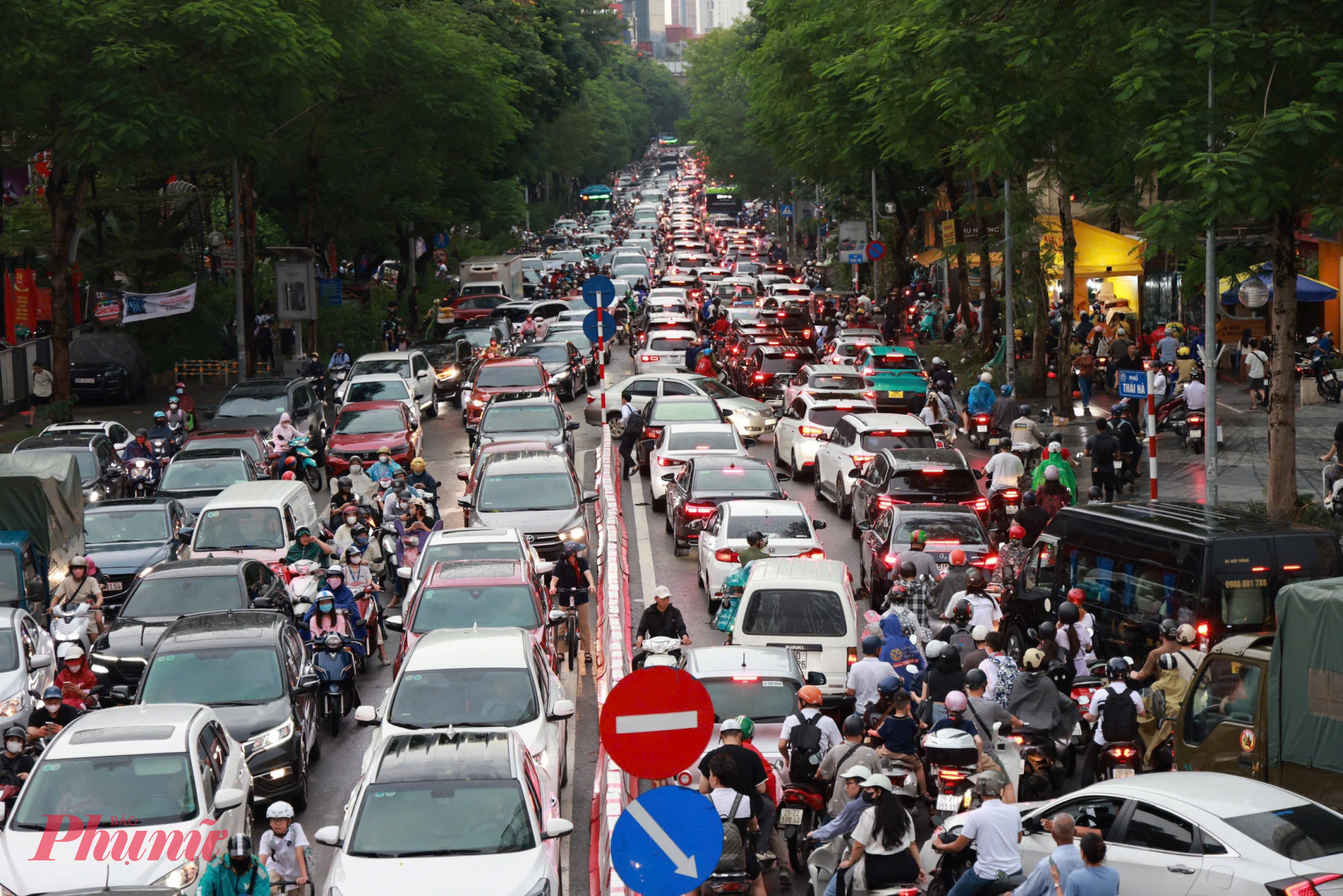 Các tuyến đường lân cận Vành đai 1 của Hà Nội cũng đang quá tải.
