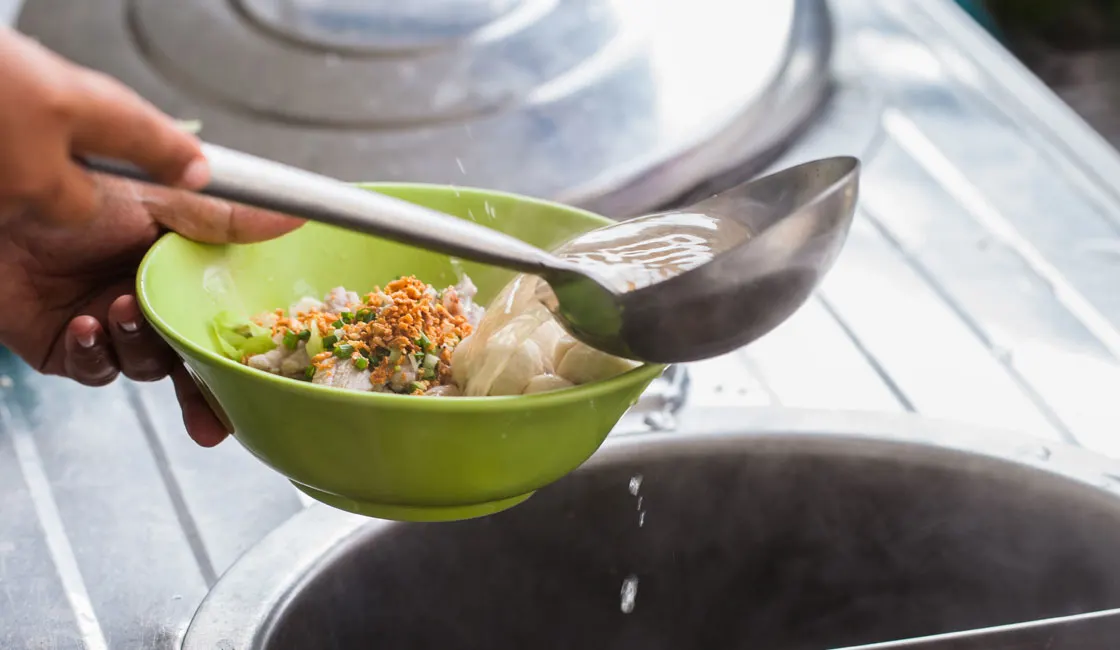 Du lịch Campuchia 3 ngày 2 đêm từ TPHCM: Khám phá Angkor Wat Kuy teav (Phở) Phở Campuchia là món ăn sáng phổ biến, thường được mua từ những người bán hàng rong. Món ăn này thường được làm từ bún gạo và xương bò hoặc xương heo.
