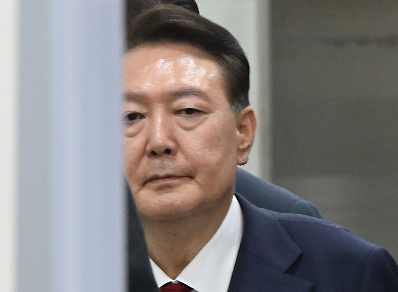 Cựu Tổng thống Yoon Suk Yeol rời Tòa án Trung tâm Quận Seoul ở phía nam Seoul vào ngày 9/7 - Ảnh: Yonhap