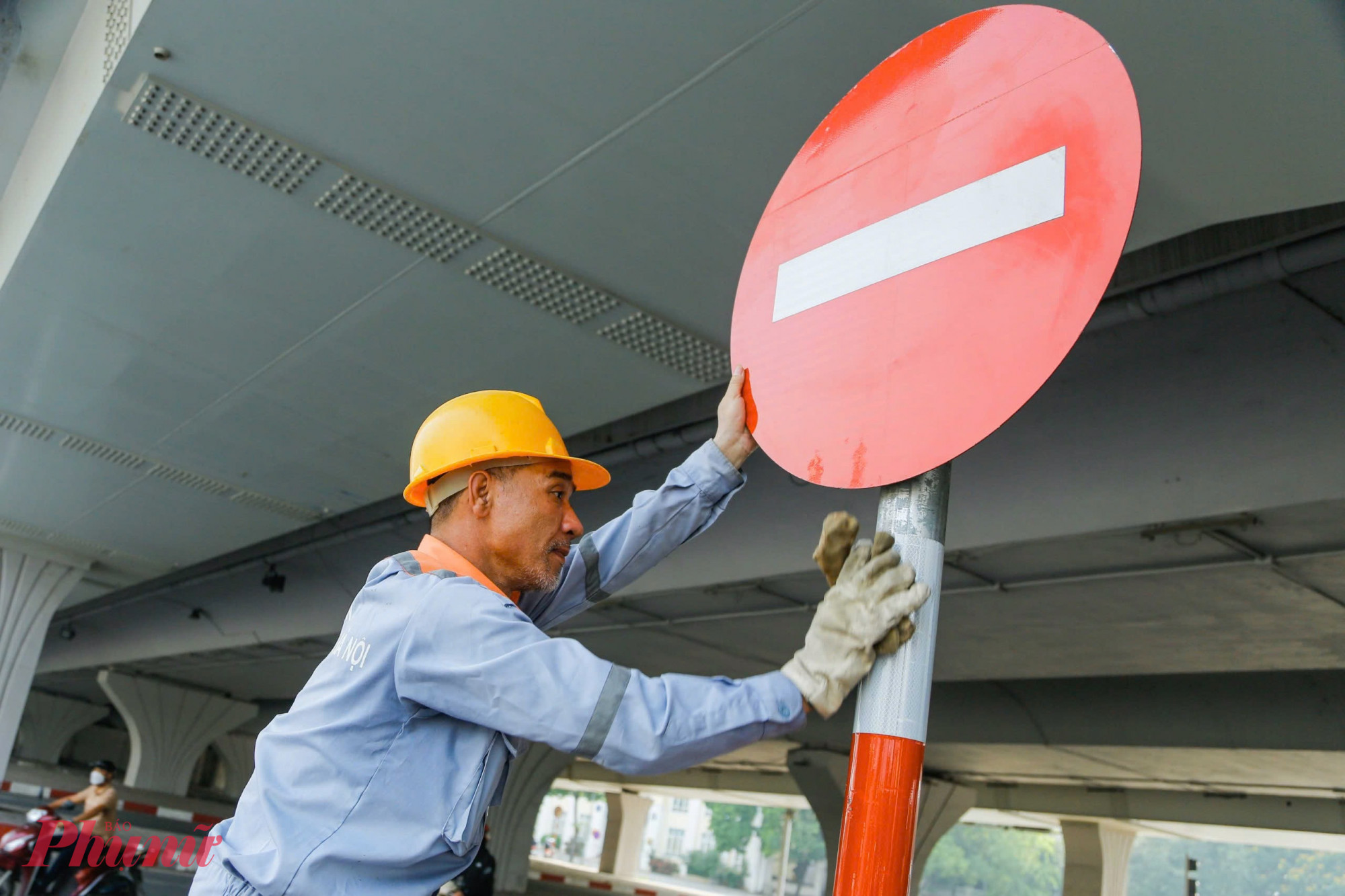 Các công nhân miệt mài thực hiện các phần việc đã được lên kế hoạch từ trước. Từ việc quét dọn, thu gom rác thải quanh các đảo giao thông, đến lau rửa biển báo, đèn tín hiệu giao thông, tất cả đều được triển khai đồng bộ nhằm đảm bảo mỹ quan đô thị.