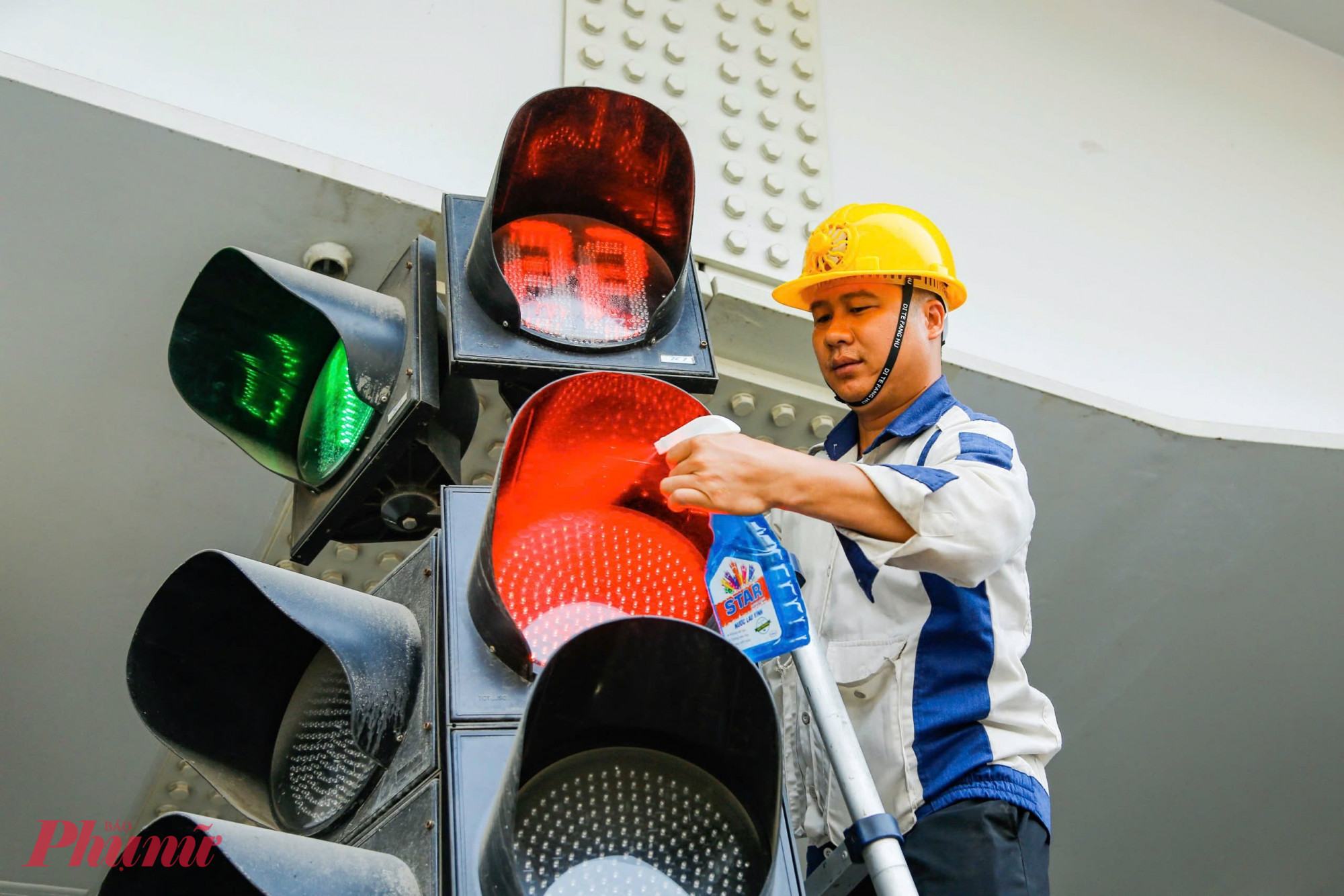 Mỗi tuyến đường sạch hơn, mỗi biển báo sáng rõ không chỉ thể hiện trách nhiệm của lực lượng chức năng, mà còn là đóng góp thầm lặng của những người công nhân trong việc dựng xây một Thủ đô văn minh, hiện đại, sẵn sàng chào đón ngày lễ lớn của đất nước.