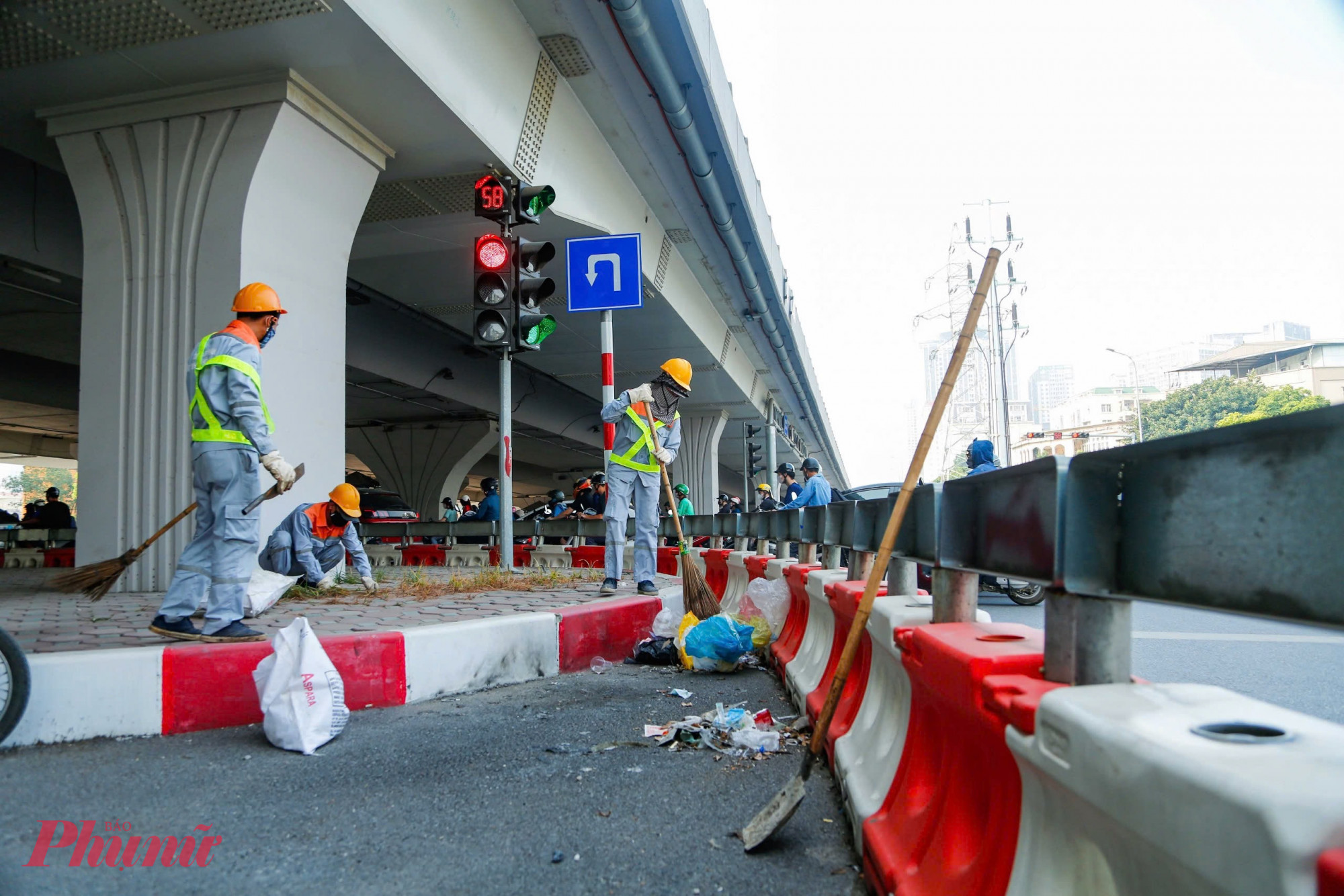 Từ việc quét dọn, thu gom rác thải quanh các đảo giao thông, đến lau rửa biển báo, đèn tín hiệu giao thông, tất cả đều được triển khai đồng bộ nhằm đảm bảo mỹ quan đô thị.