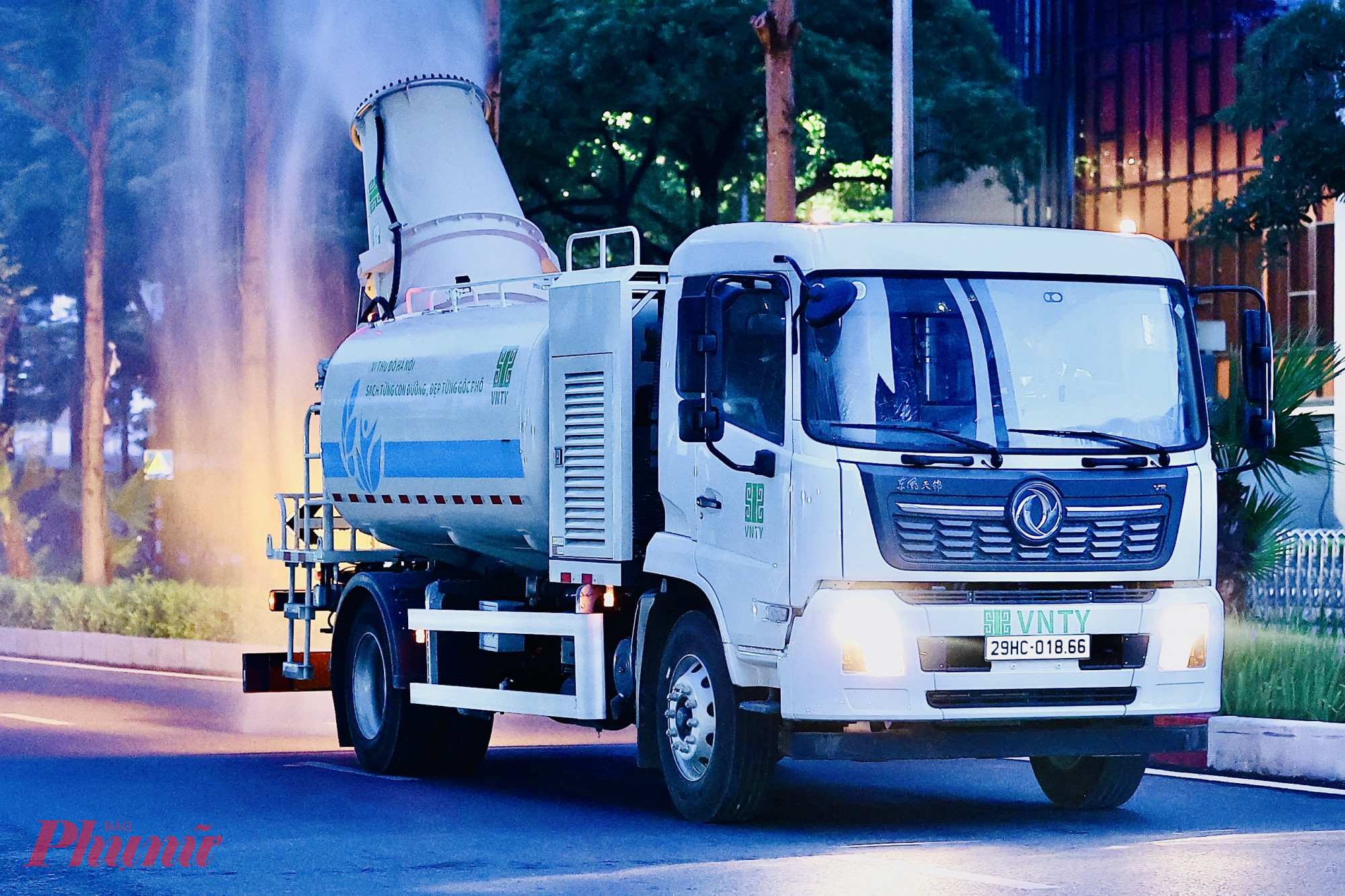 Thời gian gần đây, xe phun sương dập bụi đa năng hay còn gọi pháo xa sương mù được đưa vào hoạt động trên nhiều tuyến phố ở Hà Nội. Việc triển khai thiết bị này nhằm giảm bụi mịn trong không khí, góp phần cải thiện chất lượng môi trường đô thị.
