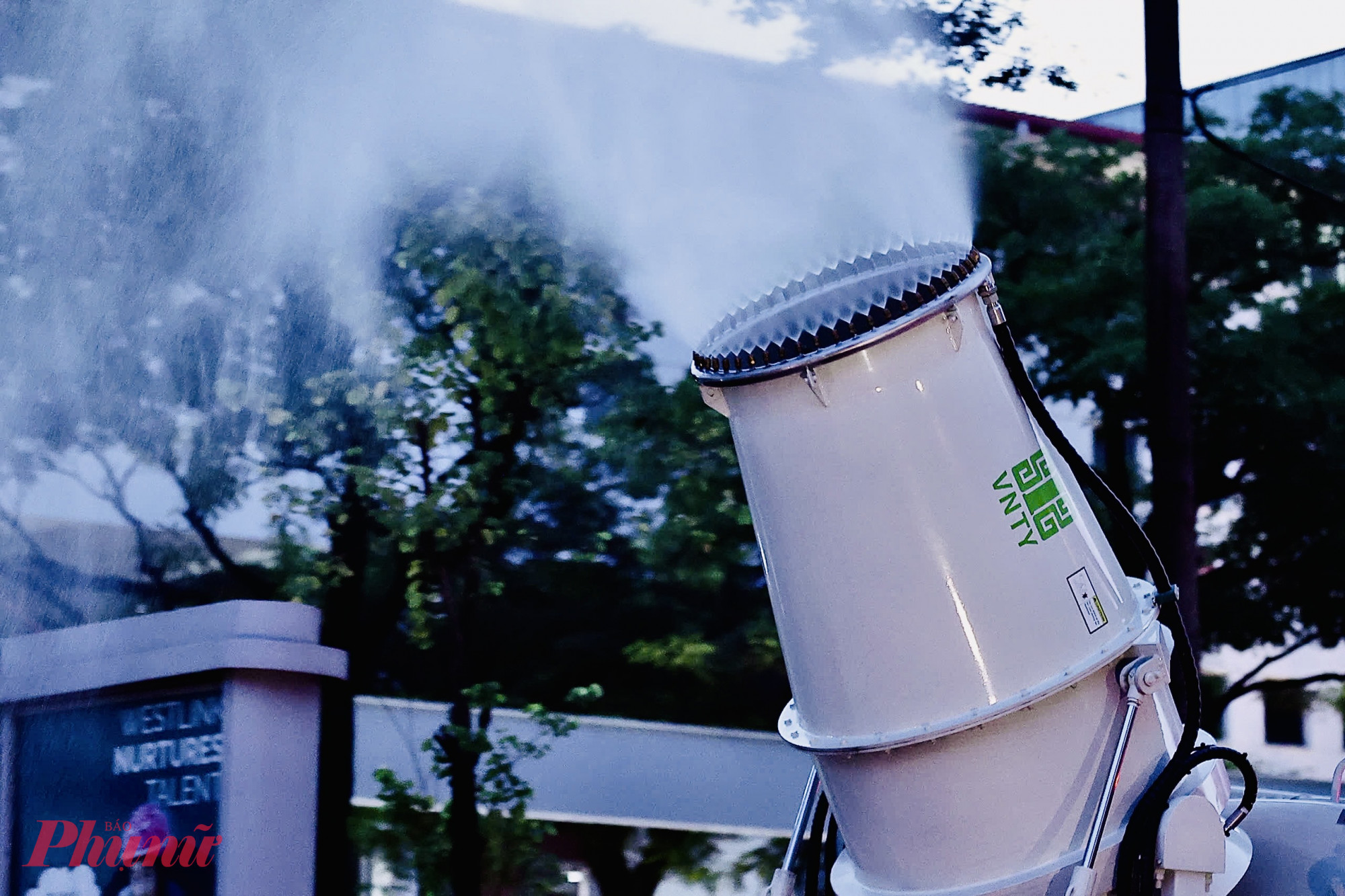 Hạt sương siêu mịn được phun ra từ xe giúp làm lắng bụi mịn PM2.5 hiệu quả , đồng thời khiến mặt đường trở nên mát và sạch hơn.