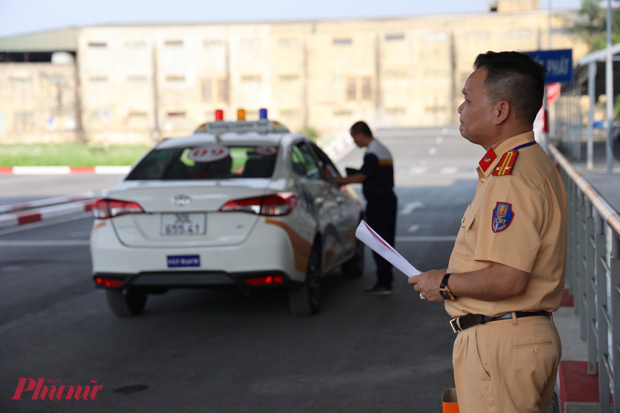 Phòng CSGT Hà Nội vừa triển khai cao điểm sát hạch cấp giấy phép lái xe. Tuy nhiên, thực tế tại các trung tâm đào tại sát hạch lại gặp nhiều khó khăn.