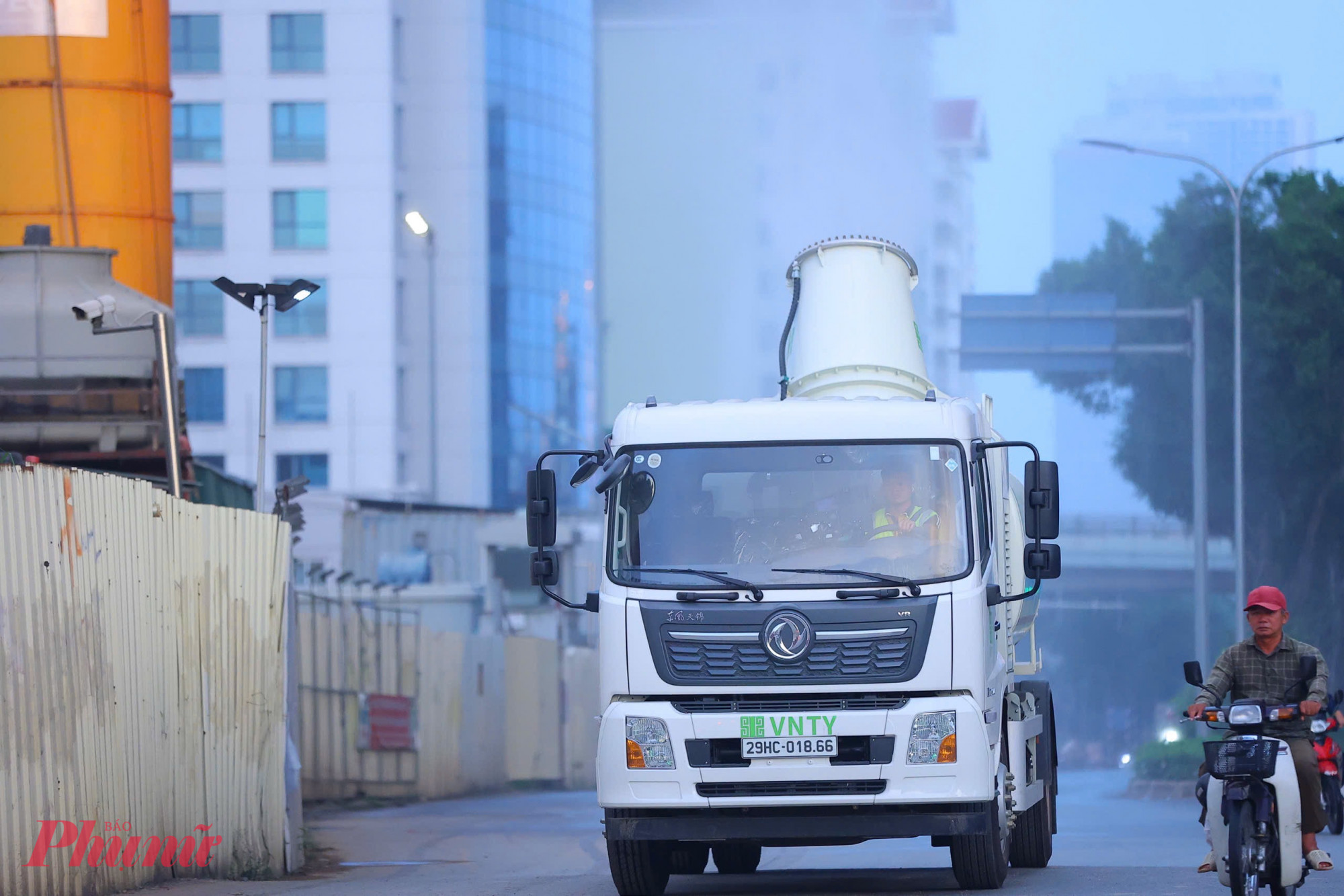 Hà Nội đưa 100 phương tiện vệ sinh môi trường mới vào vận hành, trong đó có xe pháo xa sương mù. Pháo xa sương mù là thiết bị hiện đại được sử dụng phổ biến tại các nước châu Âu, Trung Quốc, Ấn Độ… 