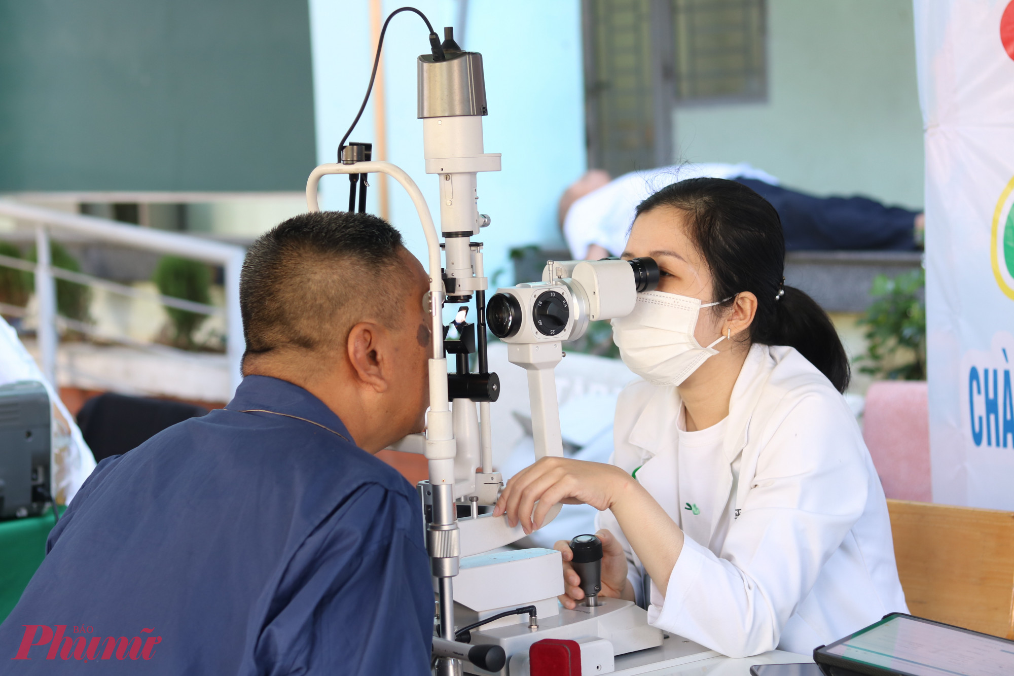 Khu vực khám và tư vấn chăm sóc các bệnh về mắt cho người dân. 