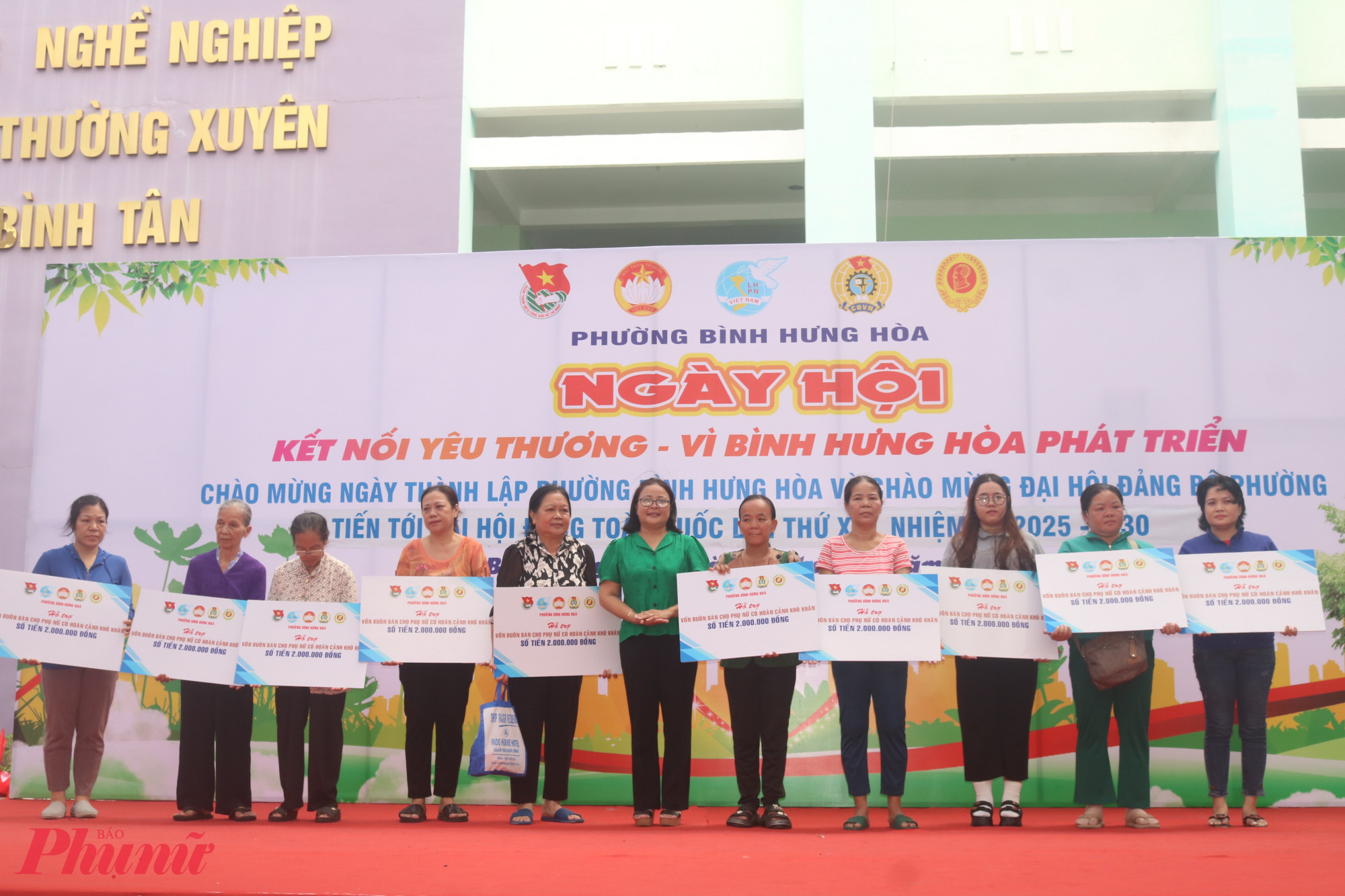 Bà Nguyễn Thị Minh Hậu (giữa) – Phó chủ tịch Uỷ ban MTTQ, Chủ tịch Hội LHPN phường Bình Hưng Hoà, TPHCM – trao bảng tượng trưng hỗ trợ vốn cho chị em hội viên. 