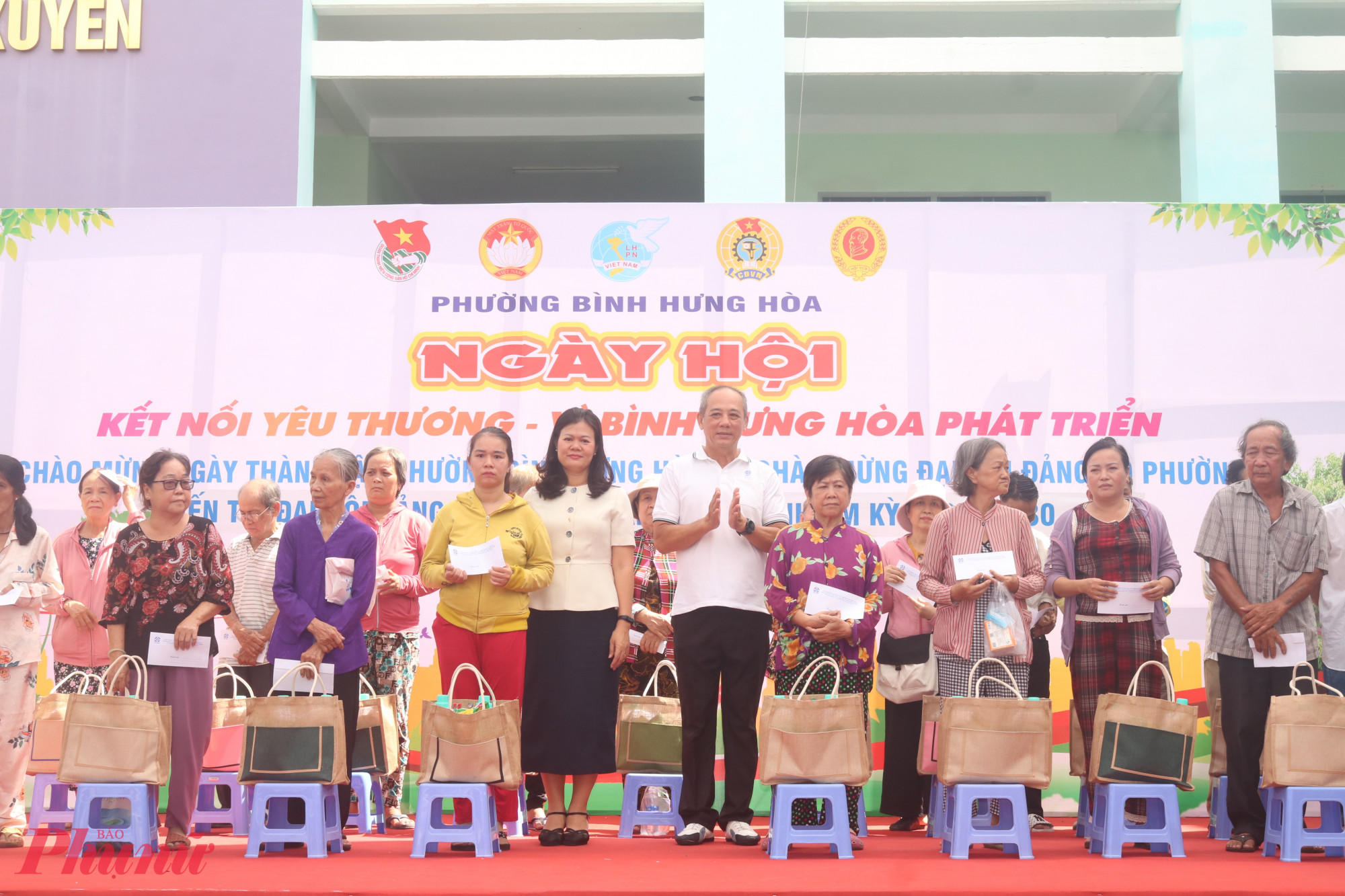 Những phần quà nghĩa tình đã được trao cho đại diện các hộ dân.