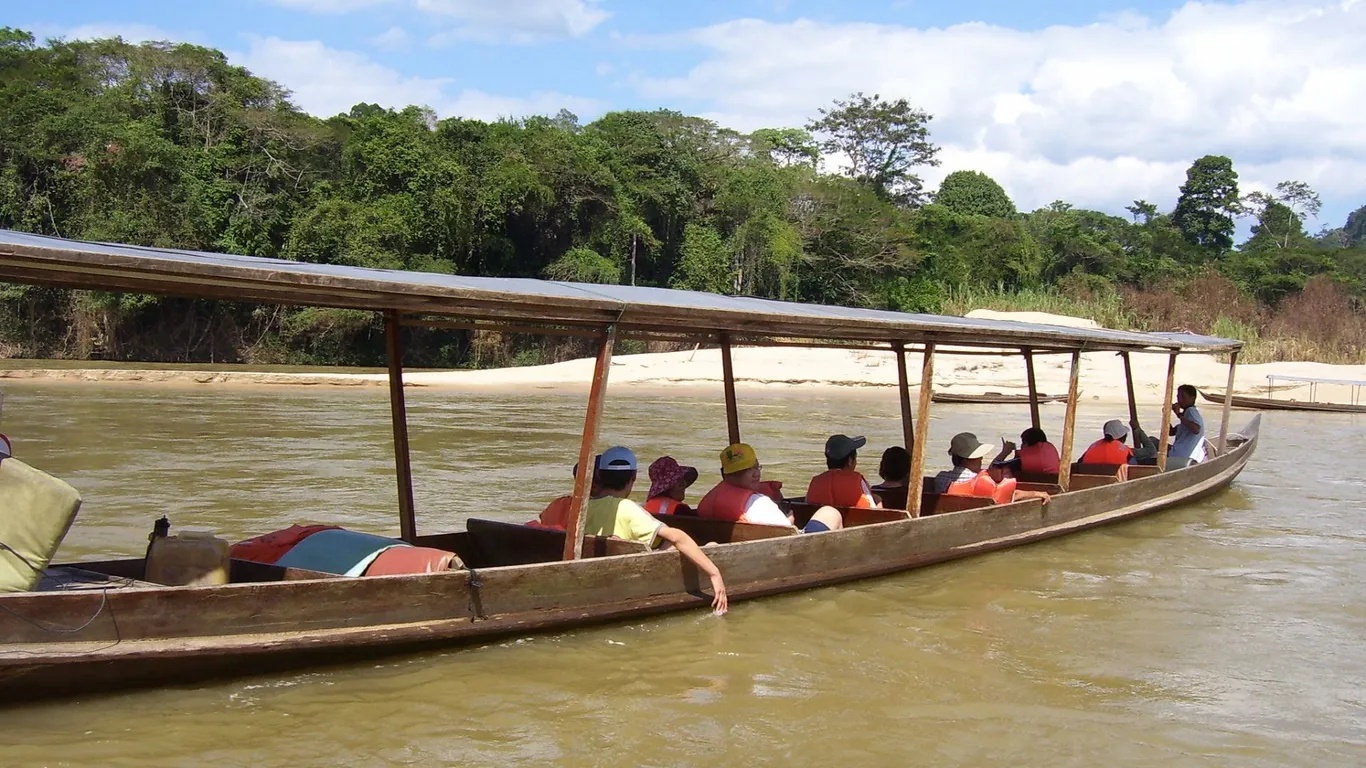 Đi thuyền trên sông Tahan sẽ đưa bạn dọc theo những thửa ruộng bậc thang ven sông, những cánh đồng, những ngôi làng nhỏ và gặp nhiều động vật hoang dã - Ảnh: Tian Yake