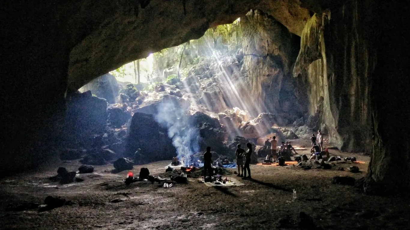 Du khách nên khám phá một số hang động nổi tiếng như: Kepayang Besar, Gua Telinga, hang Voi và Kepayang Kecil. Ngoài ta, nên dành thời gian với người bản địa Batek để biết thêm về lịch sử và văn hóa phong phú của họ. Trong ảnh: Hệ thống hang động khổng lồ trong Taman Negara - Ảnh: Paolo Margari.