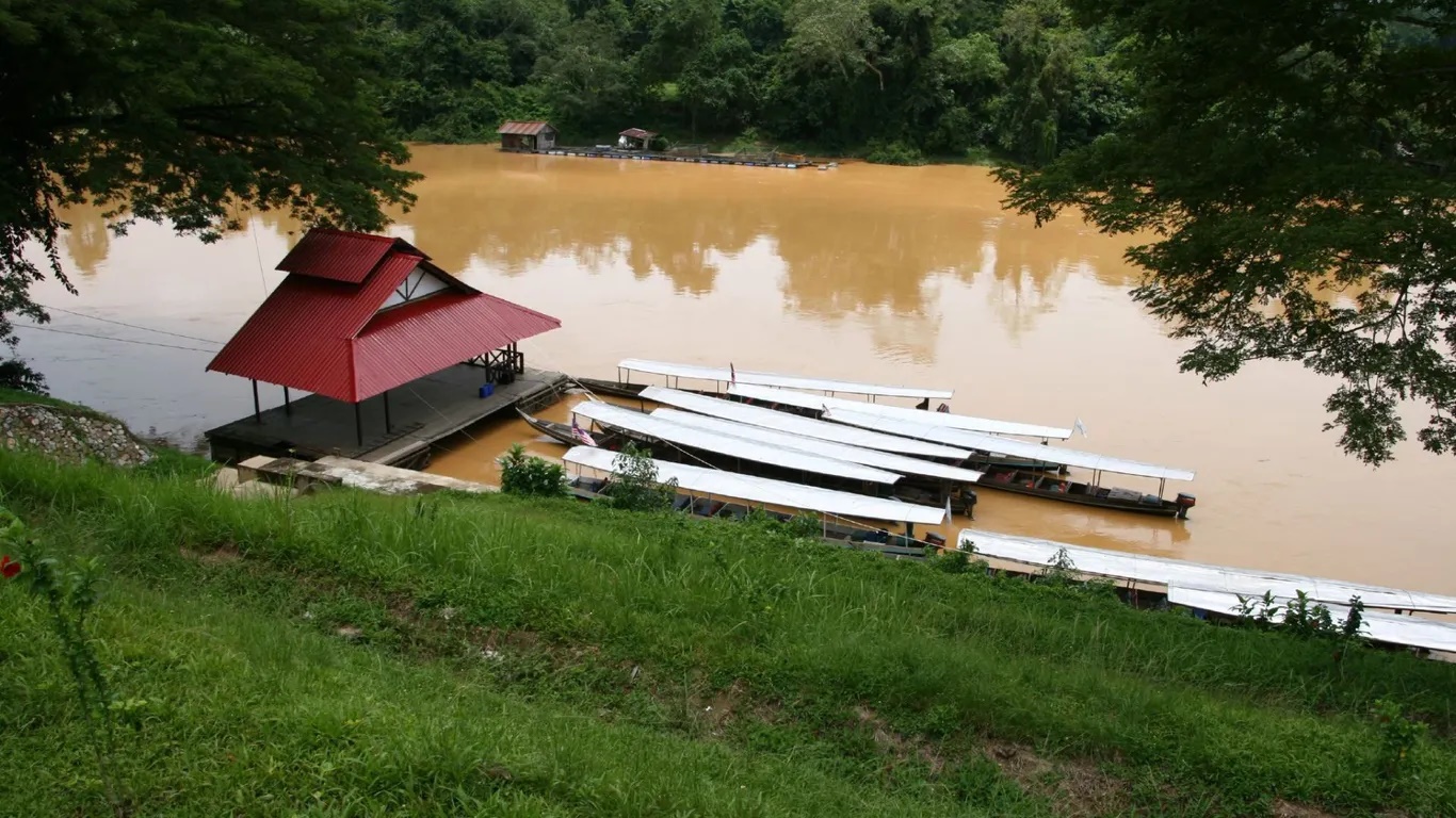 Để đến Taman Negara bạn có thể bay đến Kuala Lumpur và đi xe thêm khoảng 4 tiếng; hoặc bay đến Kuantan (sân bay Sultan Haji Ahmad Shah) đi xe khoảng 109km nữa. Mỗi điểm tham quan và hoạt động trong rừng có mức phí khác nhau. Trong ảnh: Bến tàu Kuala Tembeling - Ảnh: Andrew Lawson.