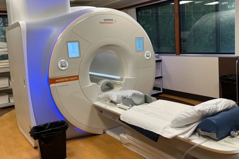 Người đàn ông bị máy MRI hút do đeo vòng cổ bằng kim loại - Ảnh: Getty image