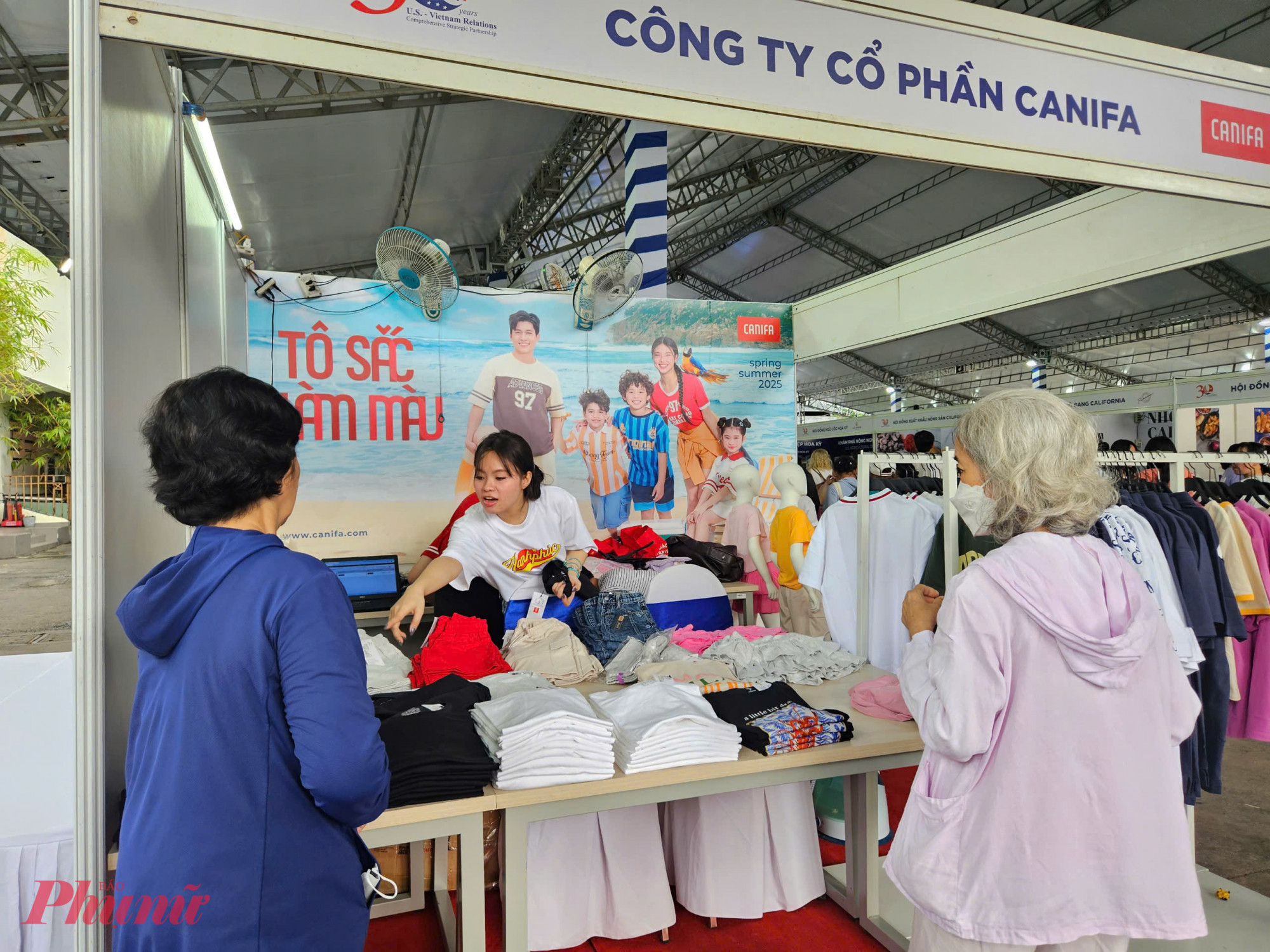 Gian hàng của Canifa trưng bày các sản phẩm thời trang làm từ sợi bông, trong đó có nguyên liệu nhập khẩu từ Hoa Kỳ. Đây là một trong những nhóm hàng đặc thù, thể hiện tính đa dạng của nông sản Mỹ tại thị trường Việt Nam.