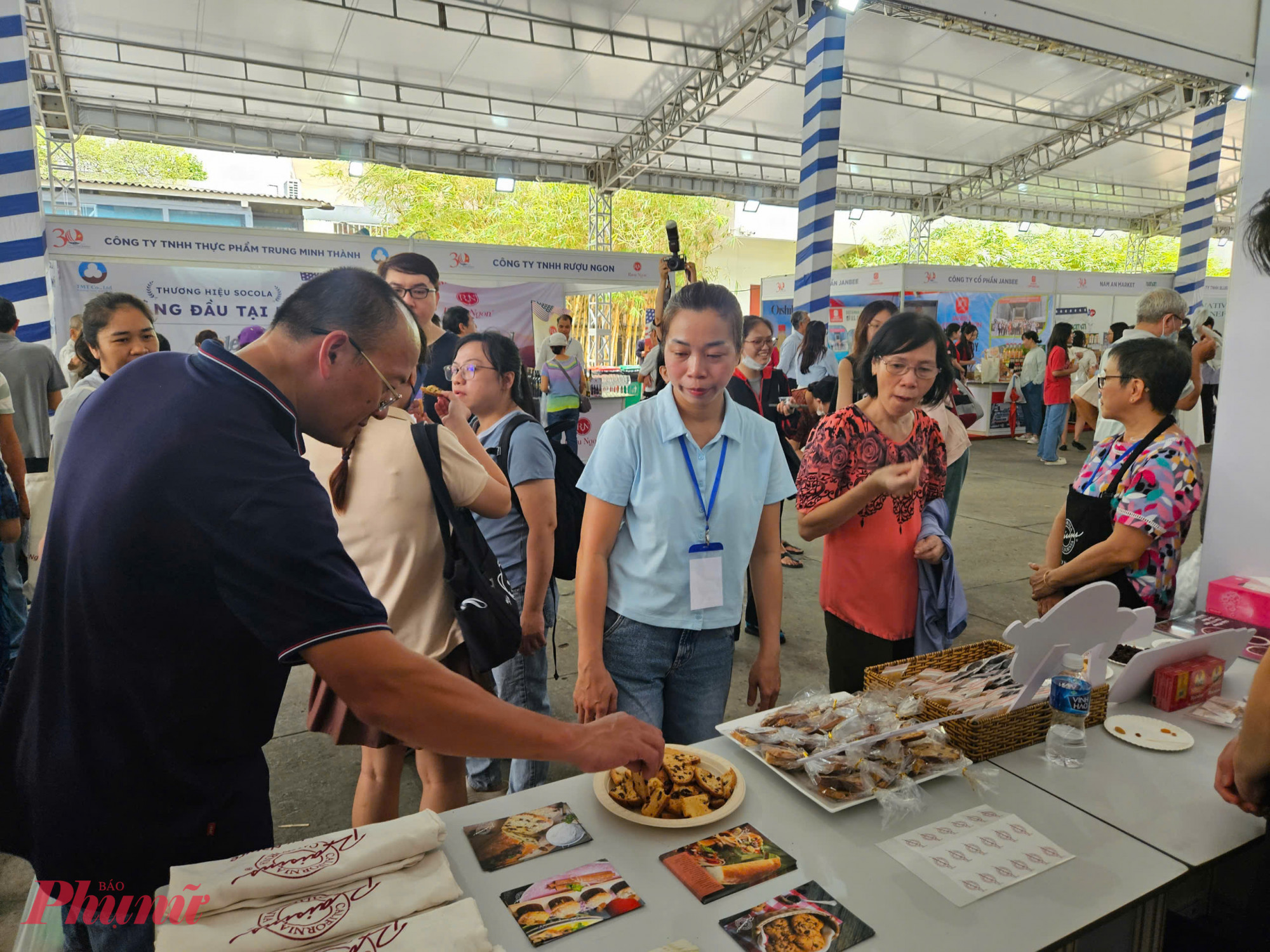Một số sản phẩm như hạt dinh dưỡng, bánh quy và trà được giới thiệu tại gian hàng theo hình thức trưng bày mở, giúp khách dễ tiếp cận và tiếp nhận thông tin.  3.