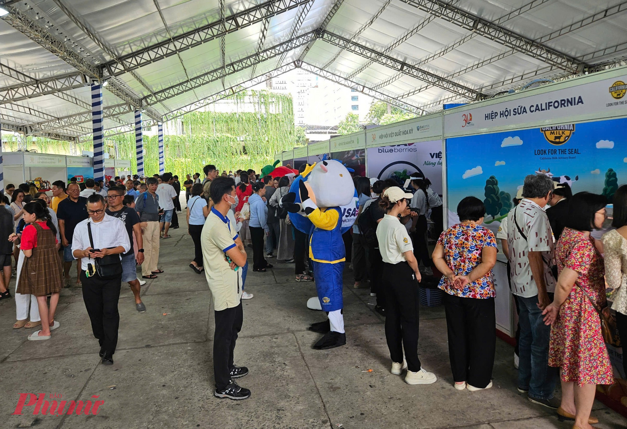 Do diễn ra vào cuối tuần, sự kiện “Khám phá Nông nghiệp Hoa Kỳ” thu hút đông đảo người dân TPHCM đến tham quan, trải nghiệm và tương tác tại các gian hàng của các hiệp hội nông sản Mỹ.