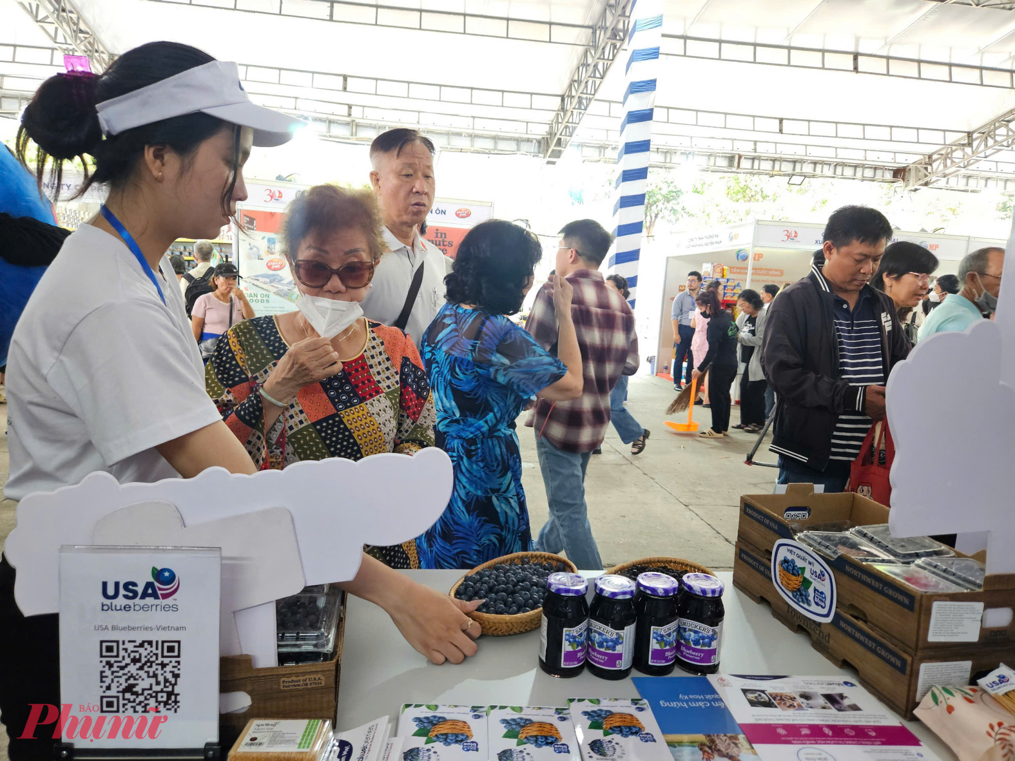 Không chỉ thu hút giới trẻ, các sản phẩm từ việt quất Hoa Kỳ cũng nhận được nhiều sự chú ý từ nhóm khách trung niên, nhờ lợi ích sức khỏe và hương vị dễ sử dụng trong bữa ăn hàng ngày.