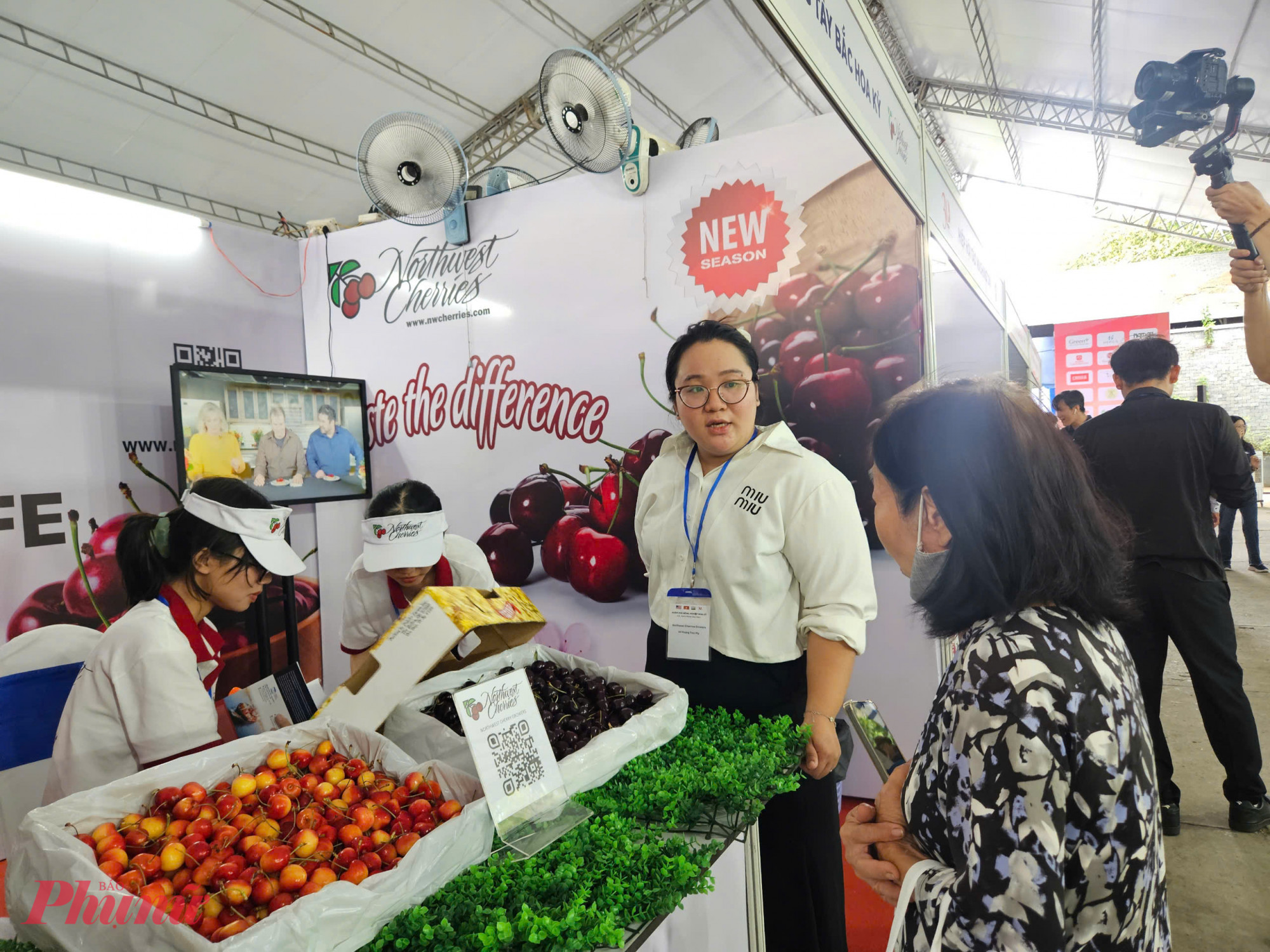 Gian hàng Northwest Cherries giới thiệu hai loại cherry tươi nhập khẩu – đỏ sẫm và vàng đỏ – đến từ vùng Tây Bắc nước Mỹ. Với vị ngọt đặc trưng, cherry là một trong những loại trái cây Mỹ được người Việt ưa chuộng trong mùa hè.