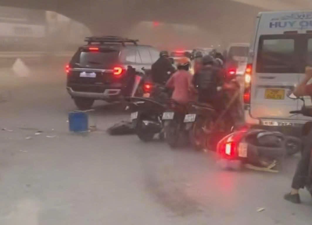 Khoảng gần 16h30 ngày 19/7, nhiều khu vực ở Hà Nội có gió to sau đó mưa lớn. Mưa to, gió lớn khiến nhiều người tham gia giao thông không thể di chuyển, phải nép vào lề đường, tìm chỗ trú.