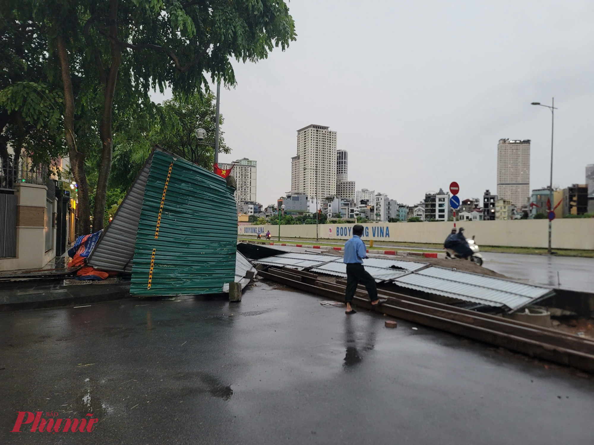 Cũng trong chiều cùng ngày, Phòng CSGT Hà Nội phát đi thông báo, hiện nay, trên địa bàn TP Hà Nội có mưa to kèm theo gió giật mạnh, tiềm ẩn nhiều nguy cơ mất an toàn cho người tham gia giao thông. Để phòng ngừa tai nạn, CSGT đề nghị người dân hạn chế ra đường nếu không thực sự cần thiết.