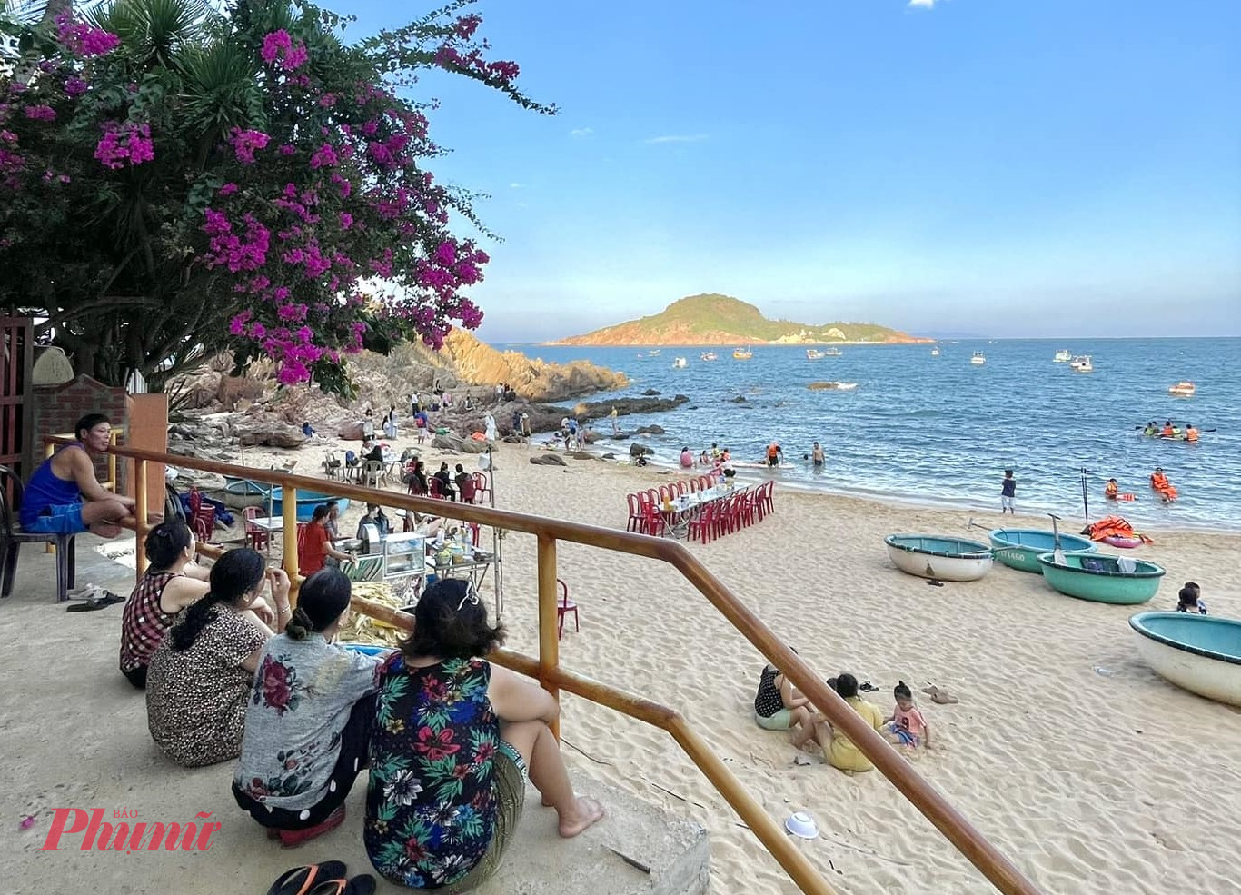 Cư dân làng chài hòa trong nhịp du lịch