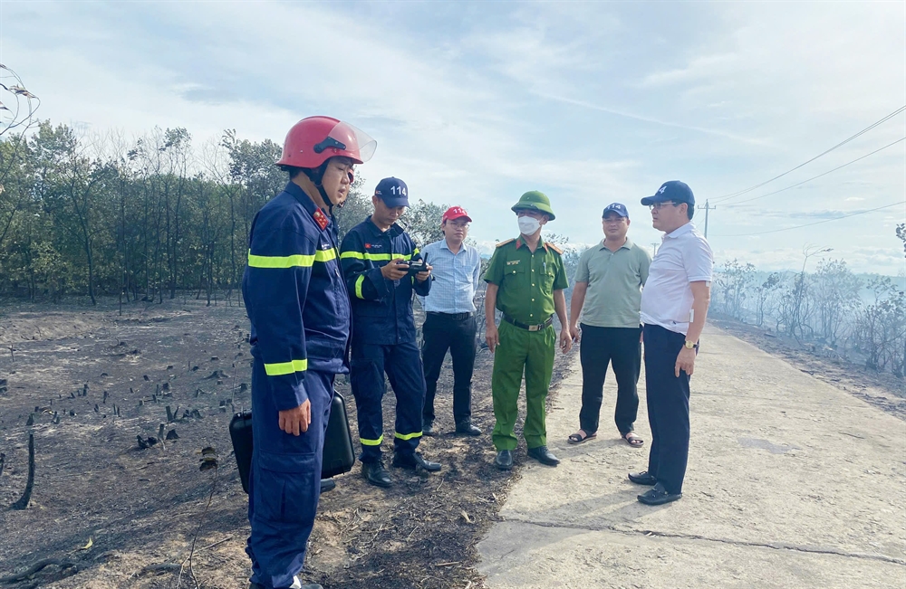 Phó Chủ tịch UBND TP Huế Hoàng Hải Minh kiểm tra công tác đến hiện trường tham gia chữa cháy