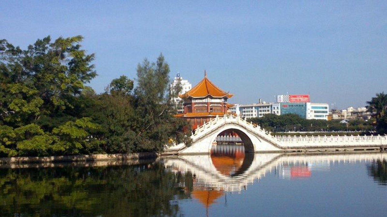 Lịch trình khám phá Hà Khẩu - Mông Tự (Trung Quốc) 4 ngày từ TPHCM với 5 triệu đồng South Lake, Mengzi – viên ngọc xanh giữa lòng Hồng Hà, nơi mặt hồ tĩnh lặng soi bóng mái đình cổ kính và là điểm hẹn lý tưởng cho những ai mê vẻ đẹp trầm lắng của Vân Nam - Ảnh: Tripavasor