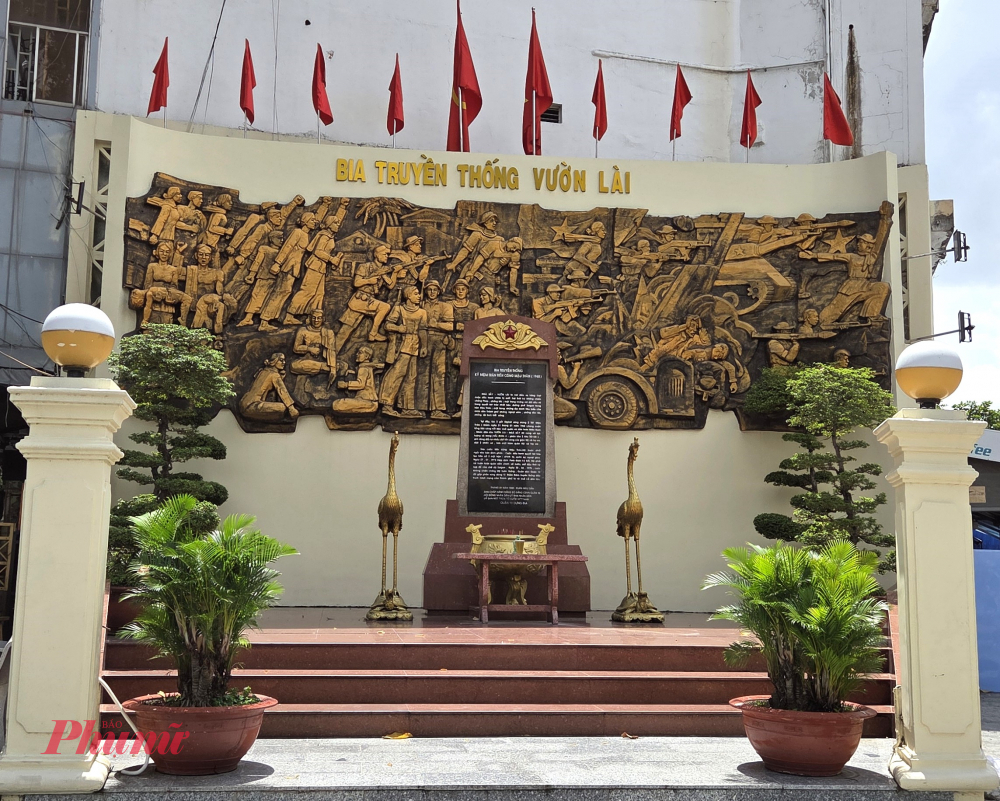 Bia Vườn Lài được xây dựng gồm cụm phù điêu và bia truyền thống do điêu khắc gia Nguyễn Xuân Tiên và họa sĩ Huỳnh Phương Đông thực hiện trong khuôn viên hơn 100m2. Trên mặt bia ghi lại chiến công hiển hách của quân dân quận 10 trong trận Tổng tiến công và nổi dậy Tết Mậu Thân năm 1968.