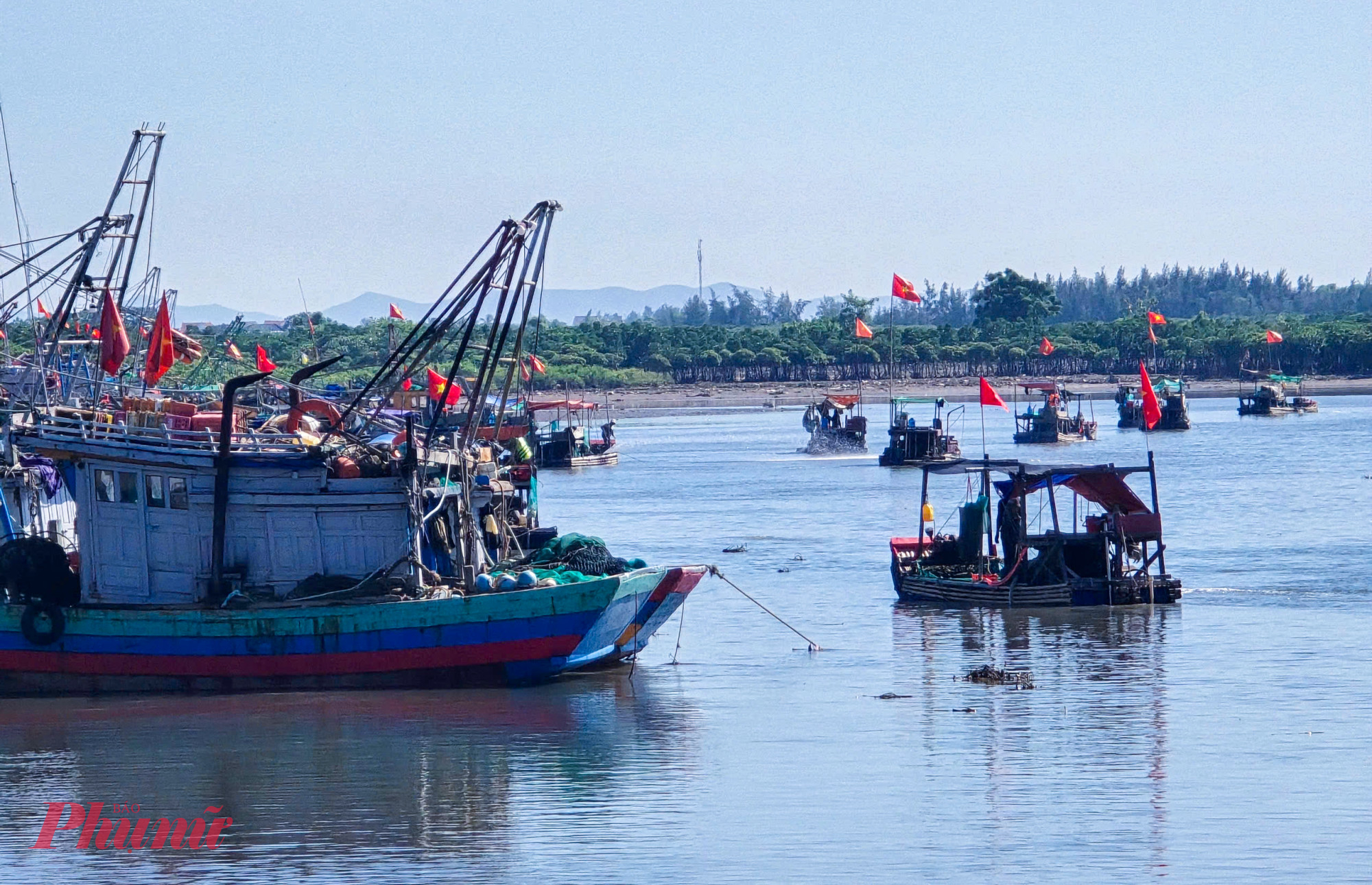 Anh Đặng Thọ Quảng (64 tuổi, trú xã Diễn Châu) nói rằng, để vào cảng đã khó, nhiều thời điểm họ muốn vươn khơi càng khó hơn vì chưa đến lịch thủy triều lên. Trước thực trạng đó, nhiều nhiều tàu công suất lớn phải neo ngoài cửa biển - cách cảng khoảng 3km - rồi thuê thuyền nhỏ vận chuyển hải sản vào bờ. 