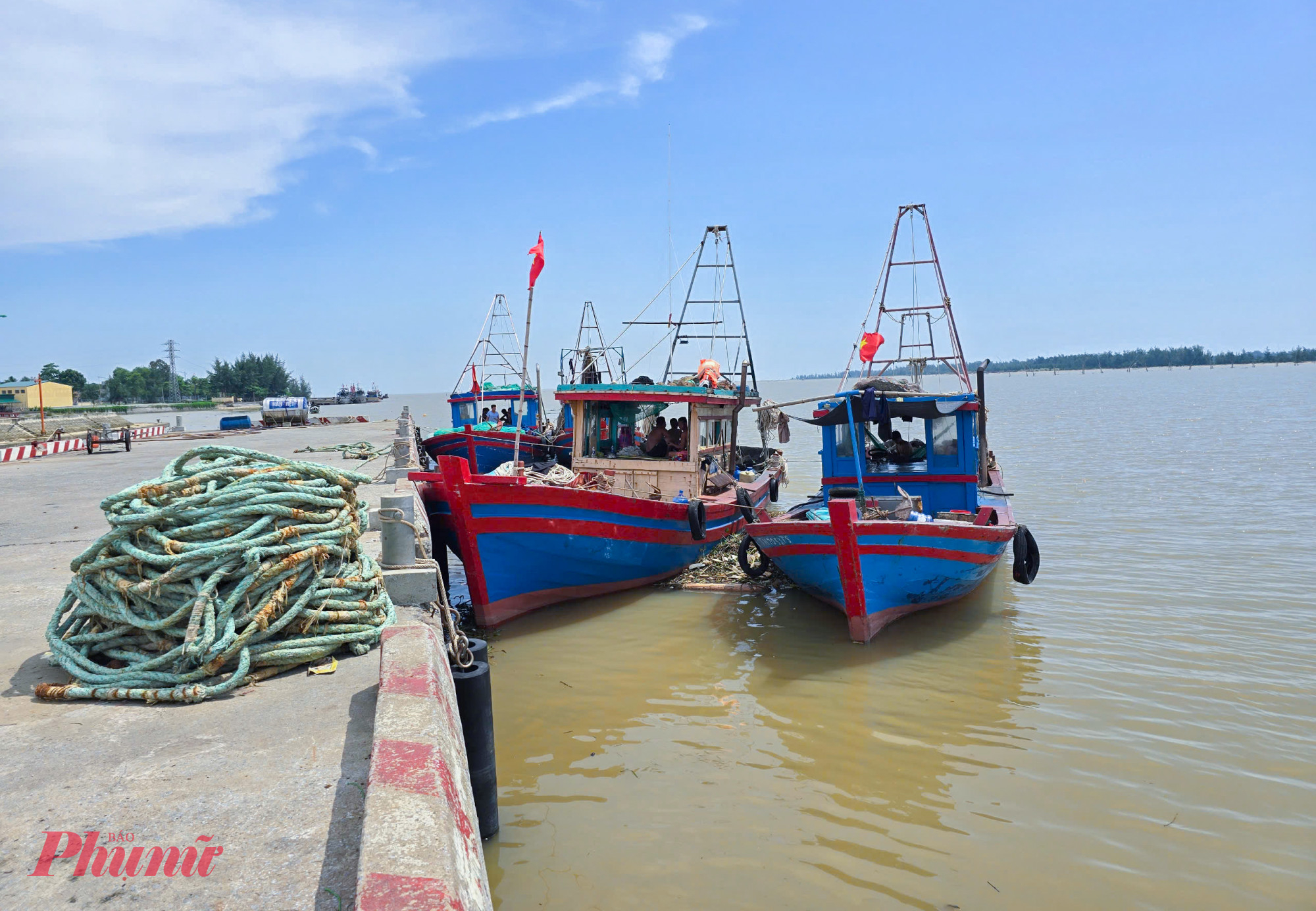 Đây cũng là thực trạng đang diễn ra ở một số cảng cá lớn tại Nghệ An hiện nay. Cảng cá Cửa Hội (phường Cửa Lò, tỉnh Nghệ An) từng rất sầm uất, nhộn nhịp tàu cá vào bốc dỡ hàng hóa sau những chuyến vươn khơi. Tuy nhuên, vài năm gần đây cảng cá này chỉ còn là nơi “quá cảnh” của một số phương tiện vừa và nhỏ vào tiếp nhiên liệu do tình trạng bồi lấp luồng lạch ra vào cảng ngày một trầm trọng.