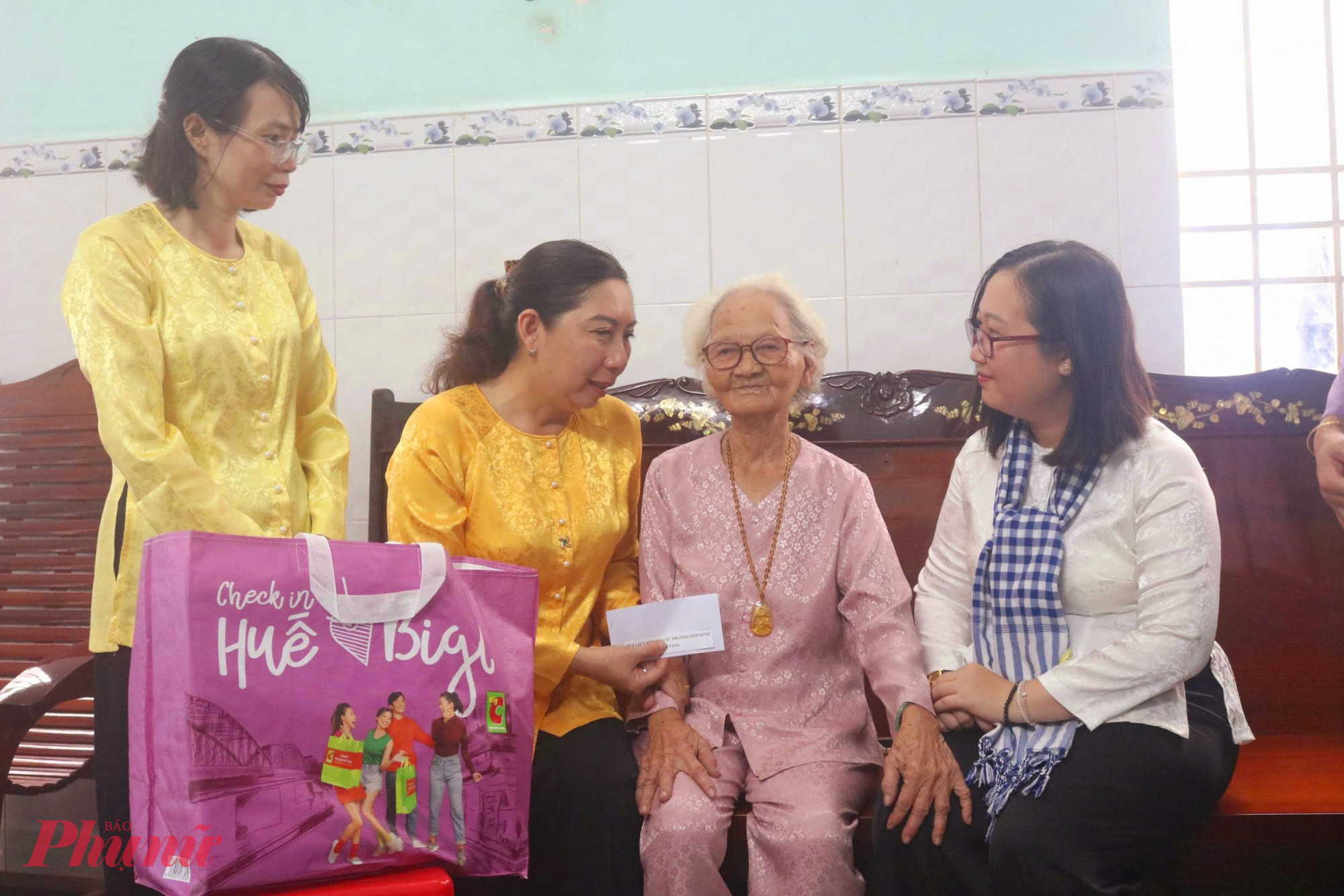Đoàn đến tận nhà thăm hỏi và tặng quà cho bà Nguyễn Thị Lành (94 tuổi), ở khu phố 12, phường Tam Bình, người đã dành cả tuổi xuân hoạt động giao liên ở khu vực Thủ Đức. 