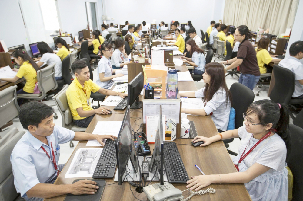 Tinh giản biên chế, người lao động dôi dư về đâu? Người lao động làm việc tại Công ty cổ phần Kiến trúc xây dựng AA - ẢNH: MAI CA