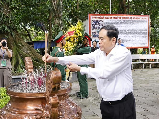 Chủ tịch Quốc hội Trần Thanh Mẫn dâng hương tại Khu di tích lịch sử Quốc gia 27/7. Ảnh: Doãn Tấn/TTXVN