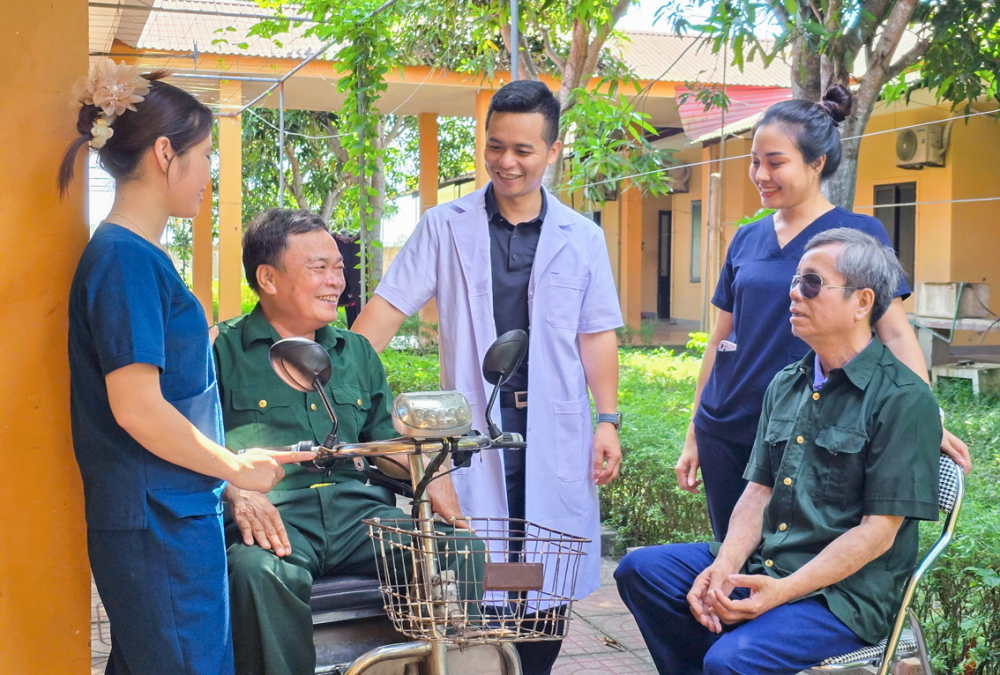 Ngoài chăm sóc sức khỏe, các bác sĩ, điều dưỡng ở Trung tâm Điều dưỡng thương binh Nghệ An  còn tranh thủ chuyện trò, tâm sự… để những người lính già vơi đi nỗi buồn