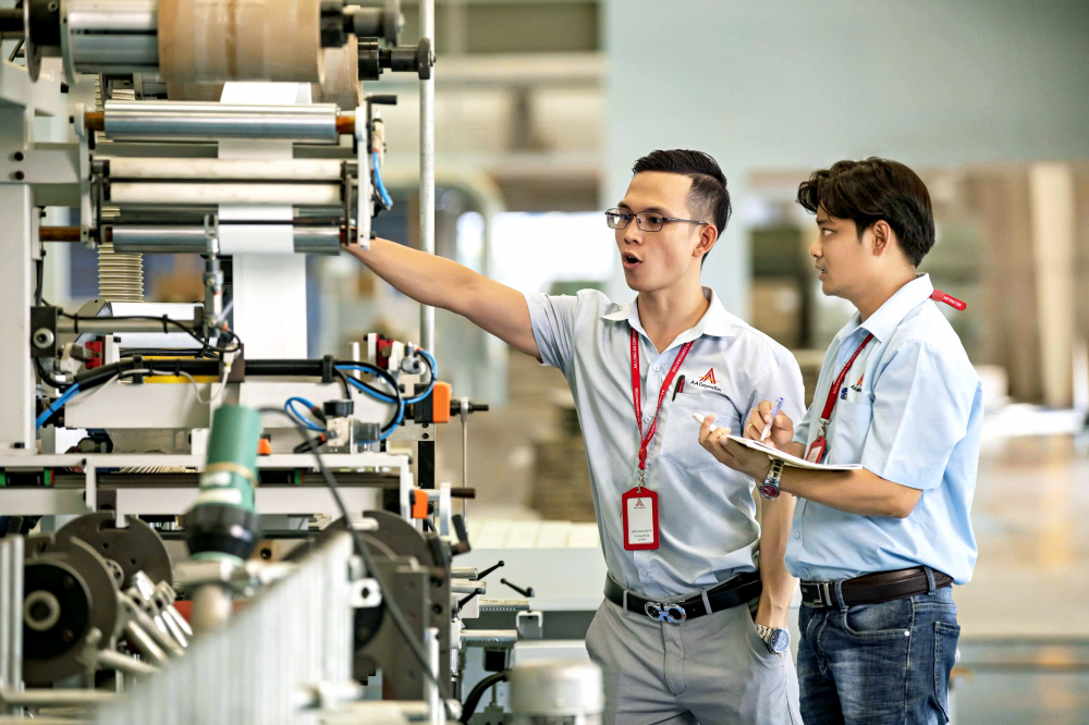 Tinh giản biên chế, người lao động dôi dư về đâu? Thị trường lao động đang cần nhân lực có tay nghề nên lao động khu vực công cần được đào tạo lại để thích ứng. Trong ảnh: Công ty cổ phần Kiến trúc xây dựng AA tăng cường tự động hóa quy trình sản xuất - ẢNH: MAI CA