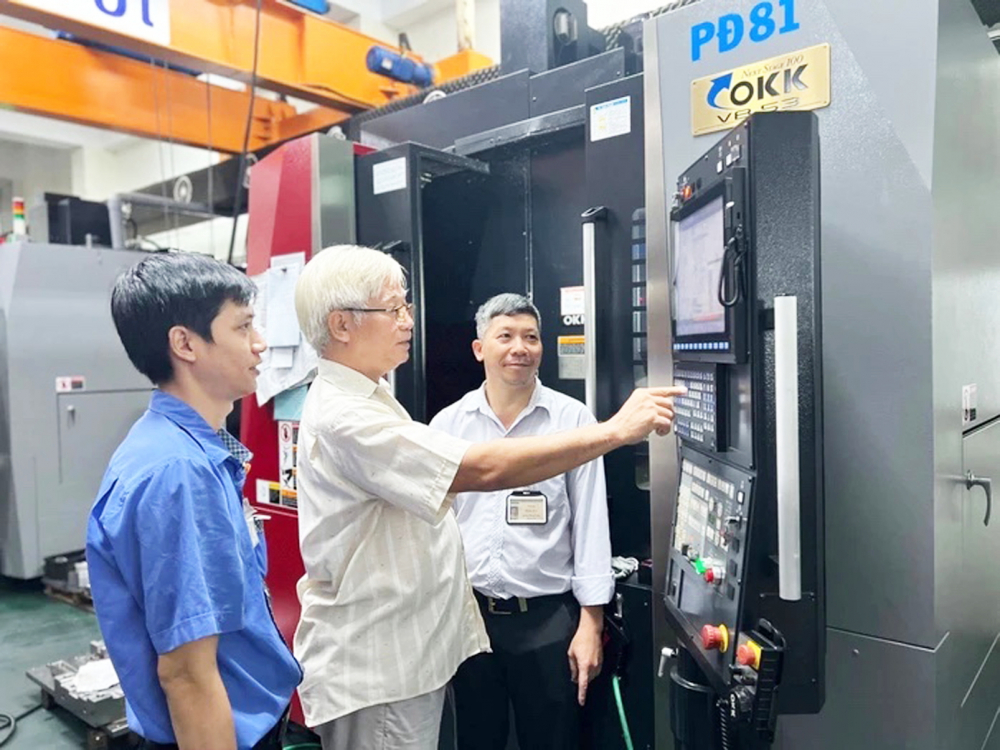 Tinh giản biên chế, người lao động dôi dư về đâu? Với trang thiết bị ngày càng hiện đại, Công ty TNHH Lập Phúc đòi hỏi ứng viên có tay nghề cao, hiểu biết về trí tuệ nhân tạo - ẢNH: HOA LÀI