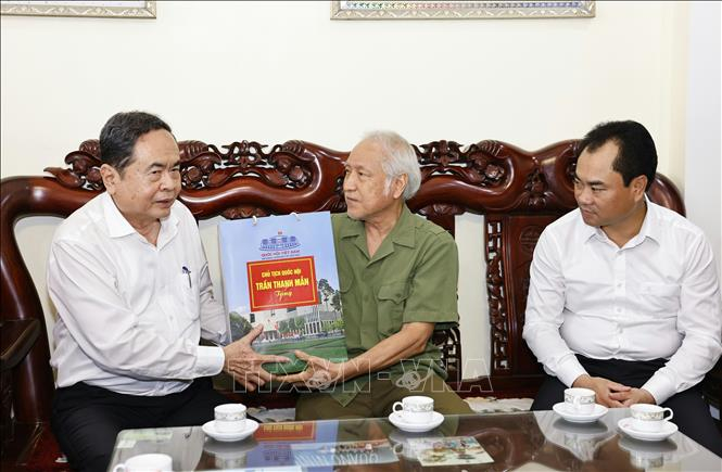 Chủ tịch Quốc hội Trần Thanh Mẫn thăm, tặng quà gia đình thương binh Hoàng Trọng Tân. Ảnh: Doãn Tấn/TTXVN