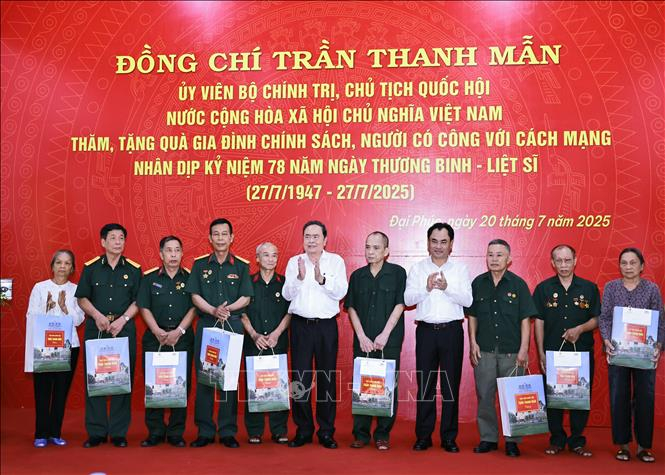 Chủ tịch Quốc hội Trần Thanh Mẫn tặng quà gia đình chính sách, người có công với cách mạng tại Khu di tích lịch sử Quốc gia 27/7, tỉnh Thái Nguyên. Ảnh: Doãn Tấn/TTXVN