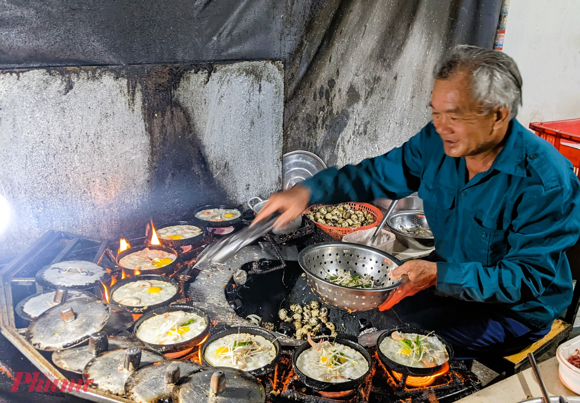 Ông già đổ bánh xèo đậm chất gió, biển miền Trung 