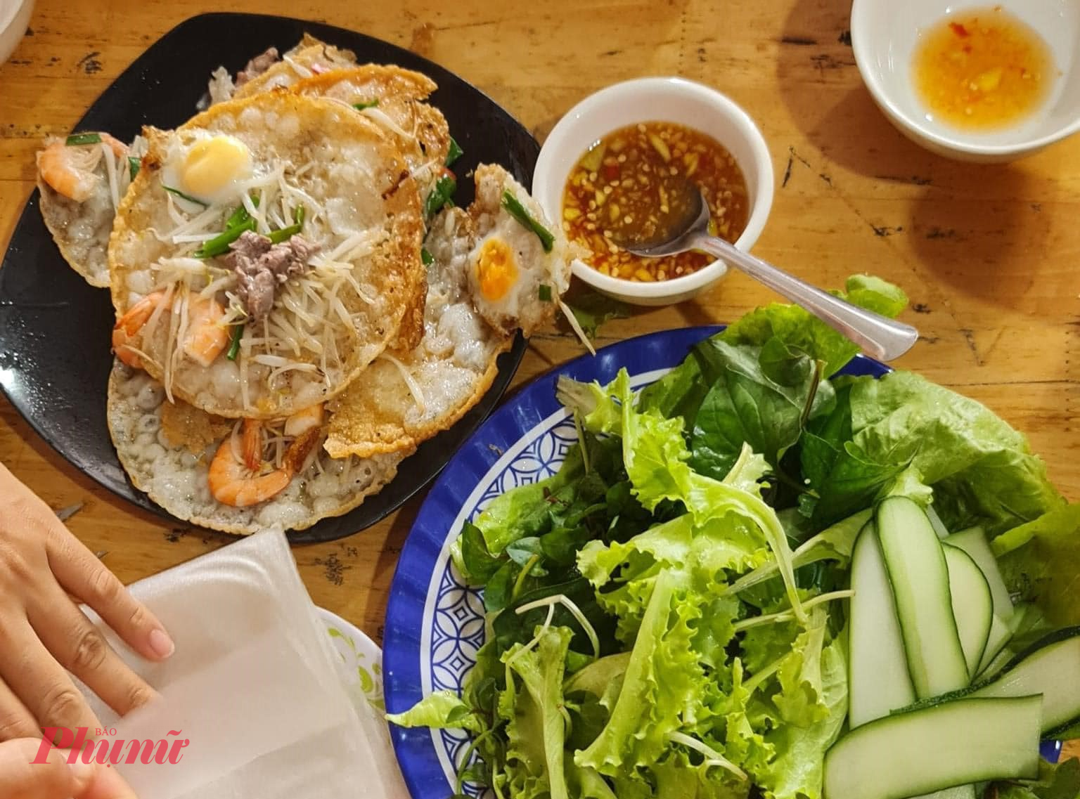 Bánh xèo tôm nhảy của quán ông già