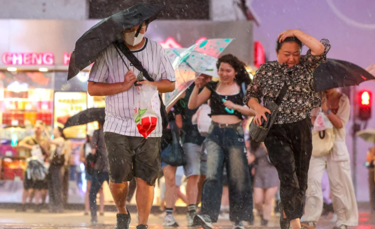 Người dân Hồng  Ko6ng trong mui7a bão ảnh SCMP
