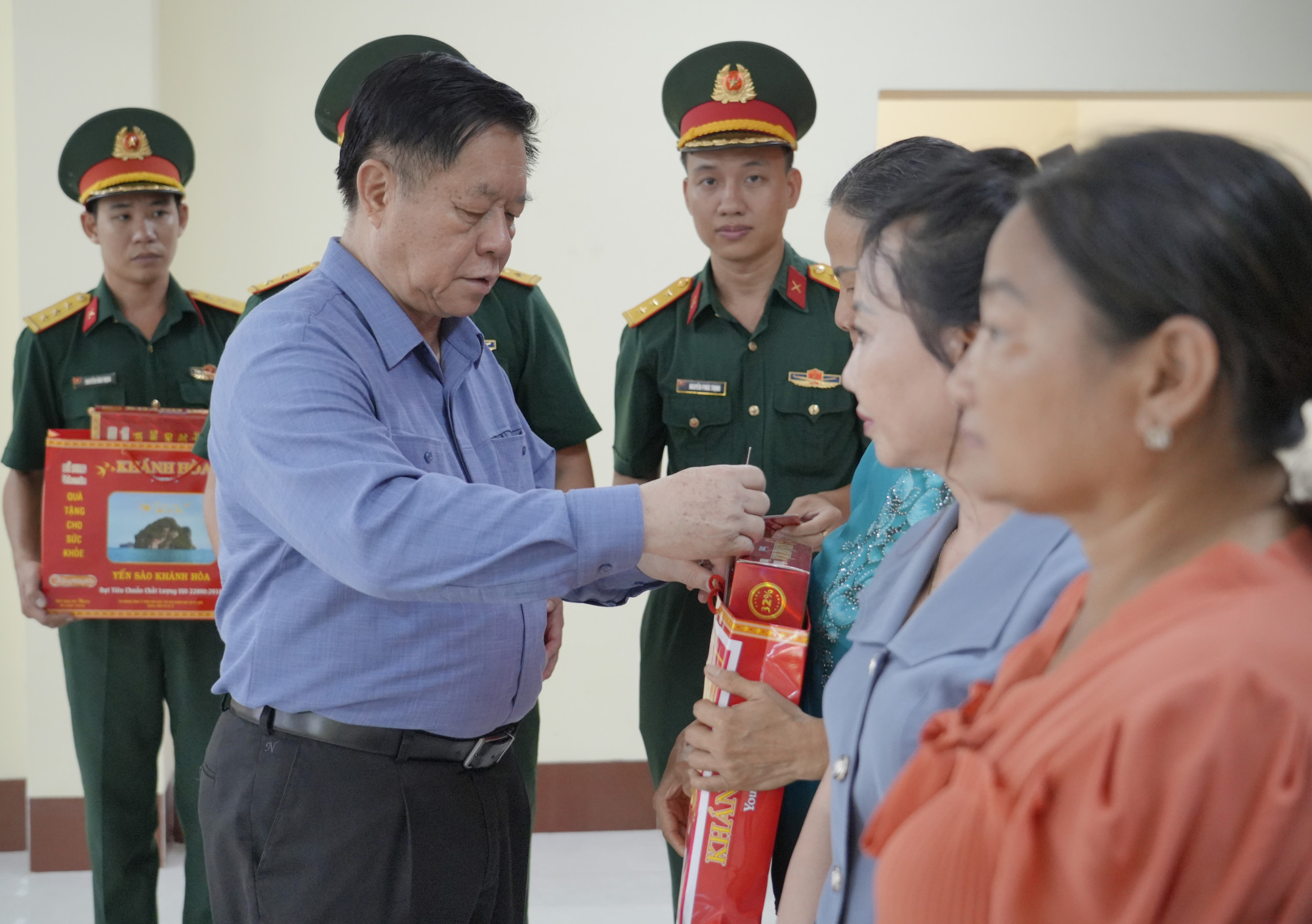 ông Nguyễn Trọng Nghĩa tặng quà cho gia đình chính sách Ảnh T.H