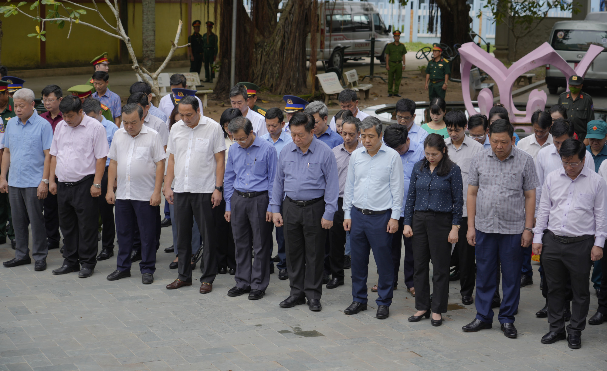 Ông Nguyễn Trọng Nghĩa - Trưởng Ban Tuyên giáo và Dân vận Trung ương cùng đoàn công tác dâng hương