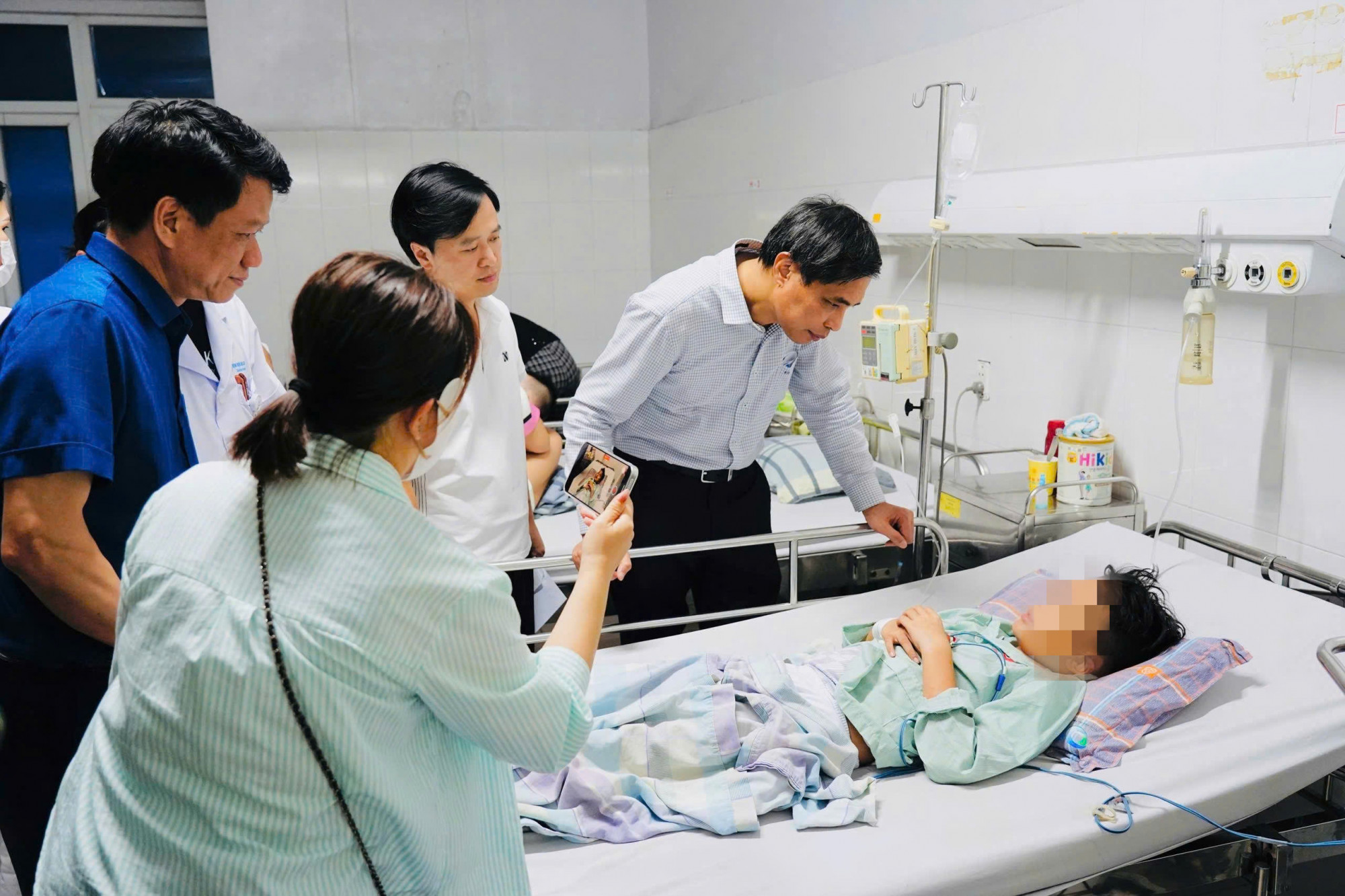 Một nạn nhân sống sót trong vụ lật tàu đang được chăm sóc y tế tại Quảng Ninh - ảnh: T.T.