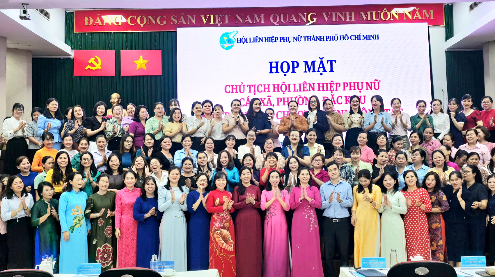 Hội LHPN TPHCM: Cùng chia sẻ kinh nghiệm vì sự phát triển Hội LHPN TPHCM tổ chức họp mặt Chủ tịch Hội LHPN 168 xã, phường, đặc khu vào ngày 18/7
