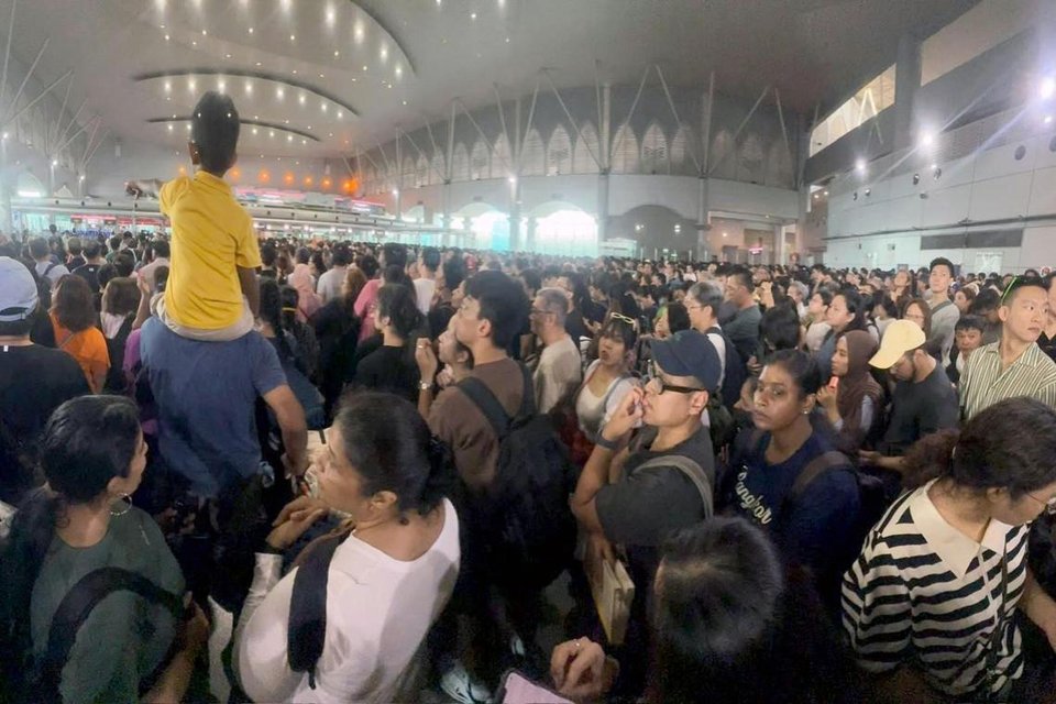 Sự cố cửa nhập cảnh tự động tại cửa khẩu Johor Bahru (Malaysia) bị tê liệt khiến hàng trăm ngàn du khách bị mắc kẹt trong 2 ngày. Ảnh: 